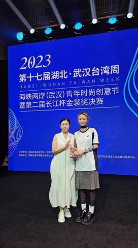 圖為亞大時尚系主任林青玫(左)，與獲銅裳獎的王盈惠同學合影。