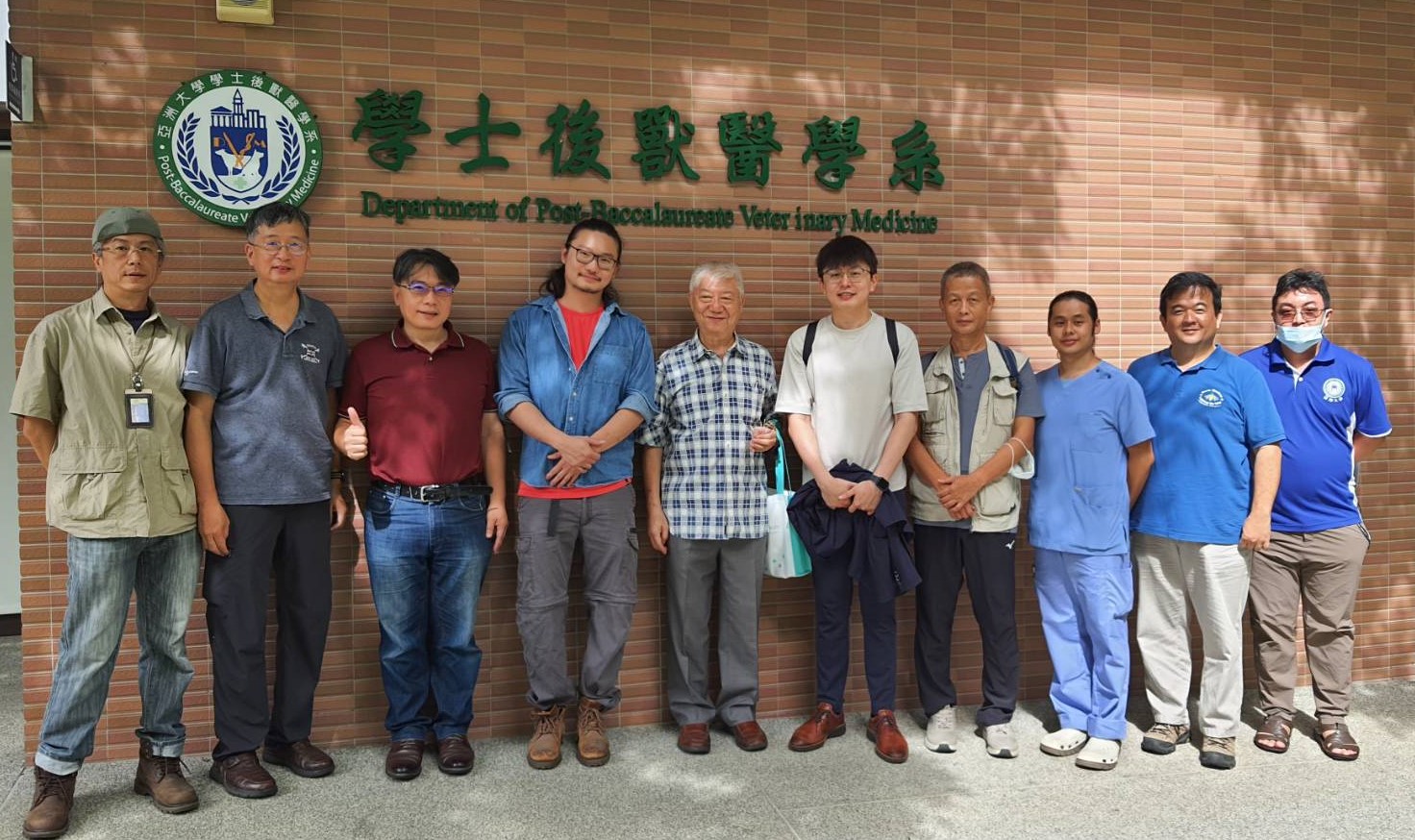图为亚大后兽医系主任简基宪(左5),邀请毕业校友,返校分享国考准备诀窍。