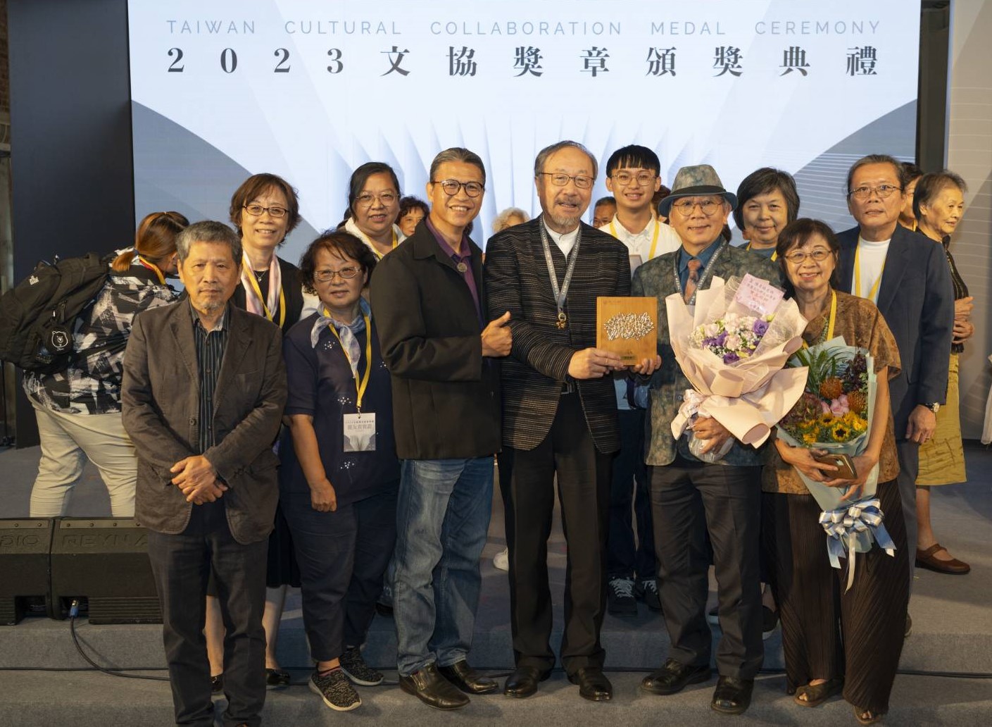 圖為亞大講座教授林磐聳(前排右3)，在文化部「文協獎章」頒獎典禮上，與親友團合影。