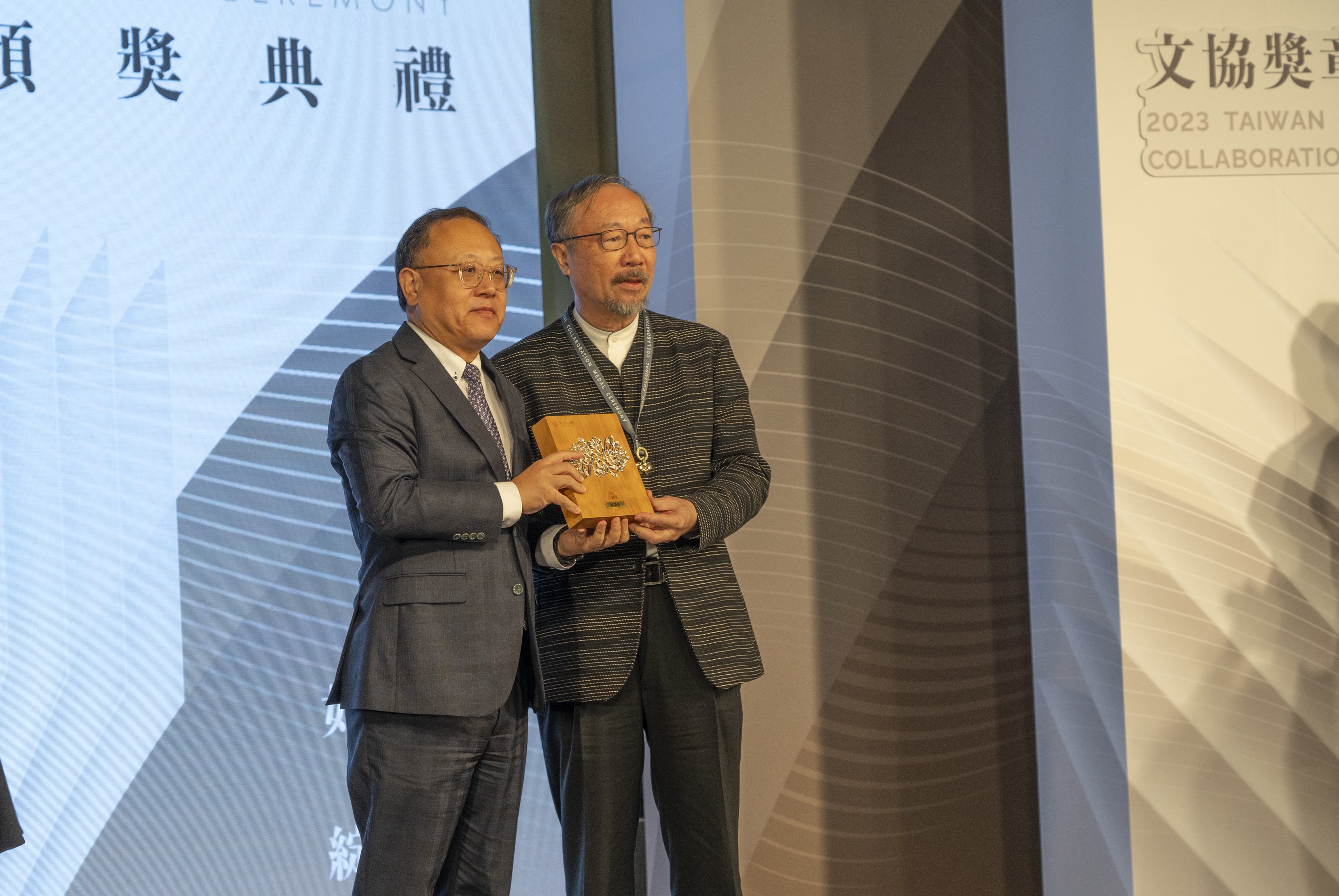 圖為文化部長史哲(左)，頒發「文協獎章」予亞大講座教授林磐聳。