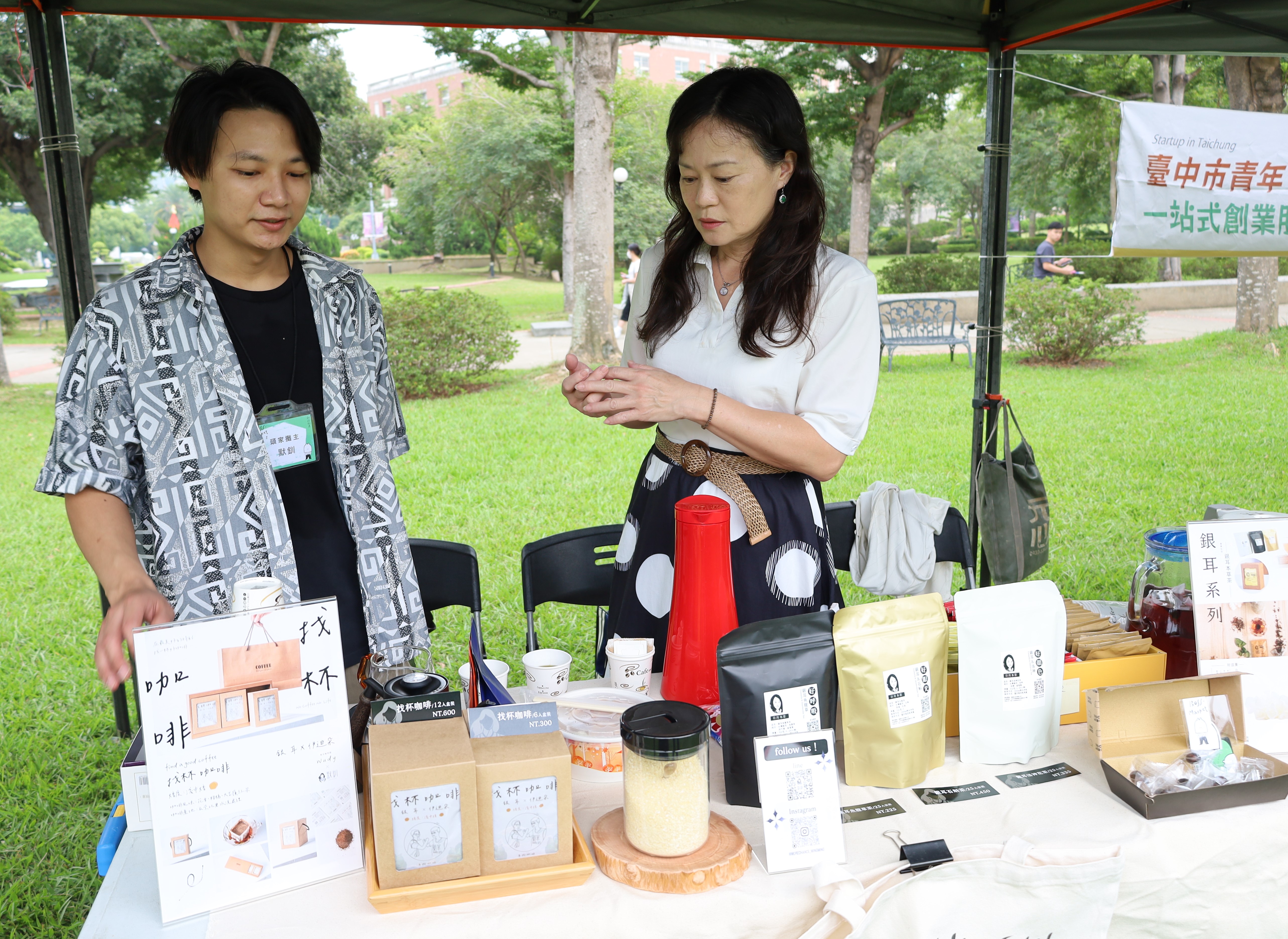 圖為亞大保健系主任李明明(右)，也帶同學擺攤，展示各項銀耳商品。