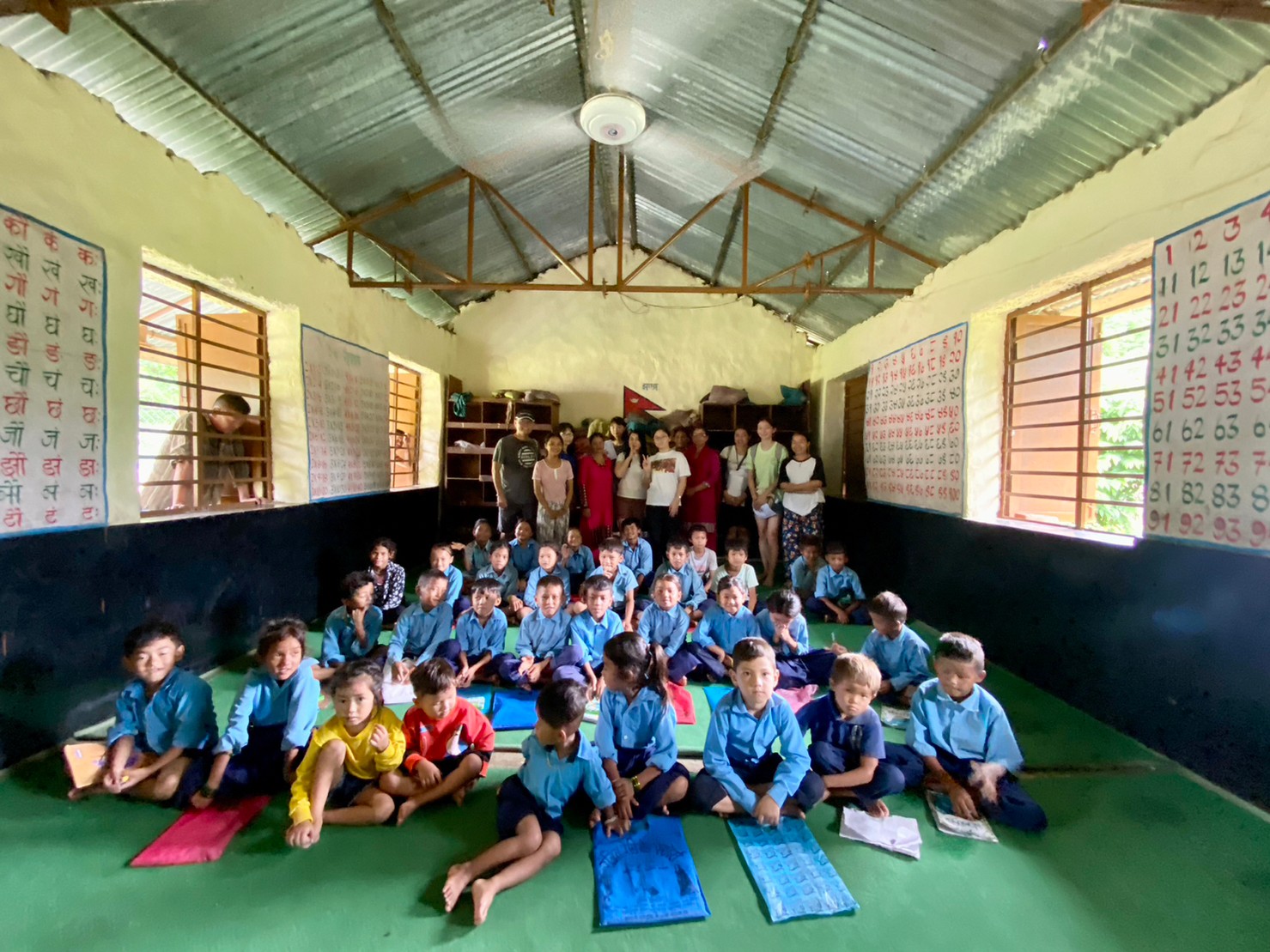 圖為亞大護理學院國際醫療志工團同學，在尼泊爾山區國小衛教後，與學童合影。