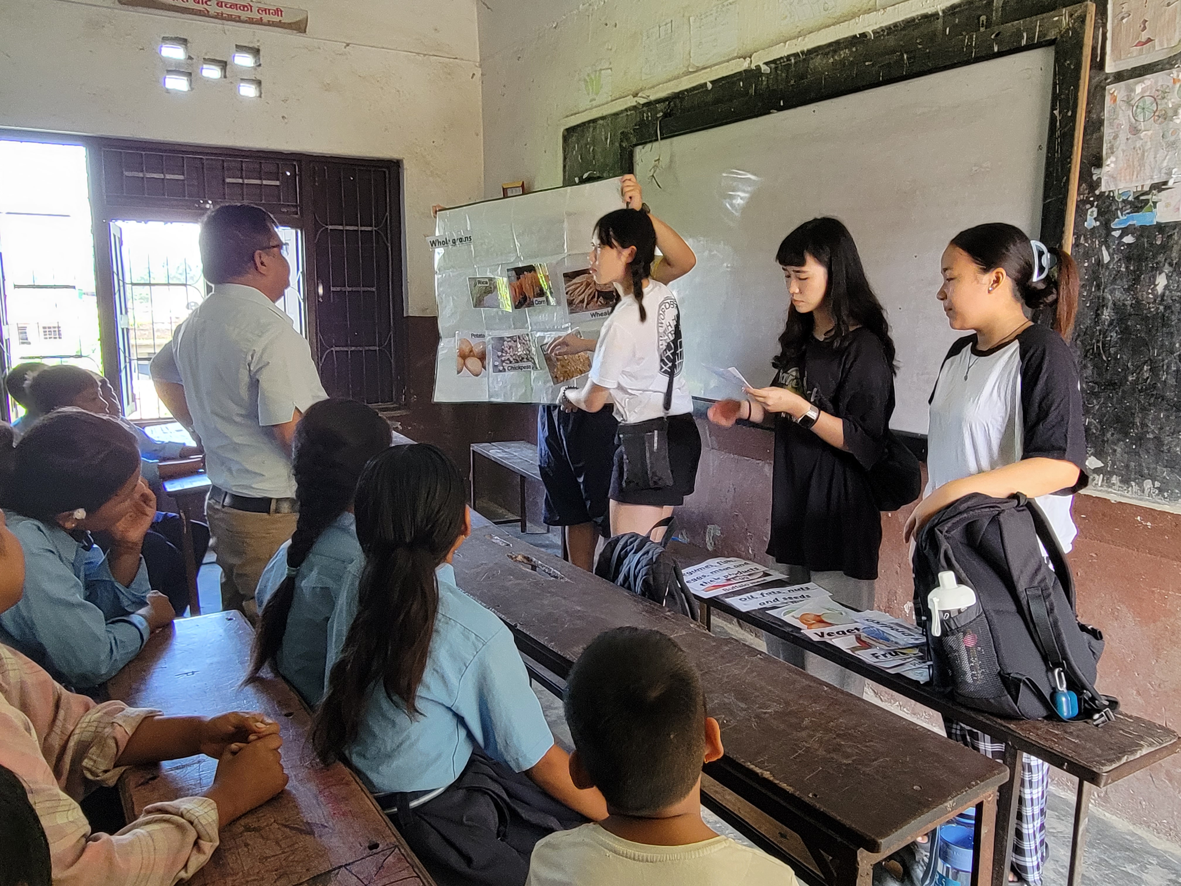 圖為亞大護理學院國際醫療志工團同學，在尼泊爾奇旺區為學童進行衛生教育。