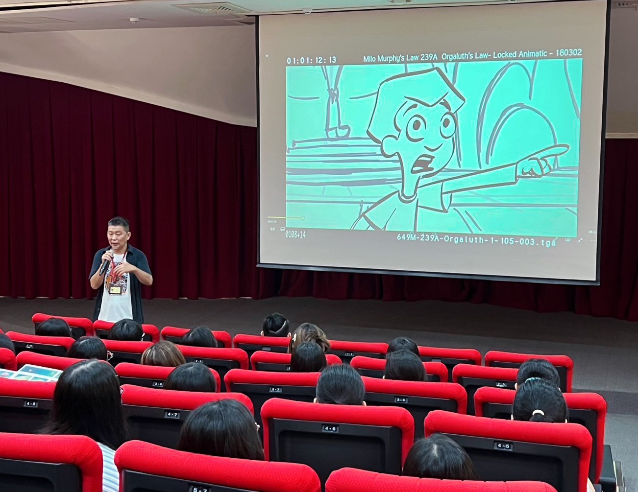 圖為台灣資深動畫師馬騁，以「米羅的莫非命運」的動畫片段，詳盡解說每幕的分鏡和人物動態表現。