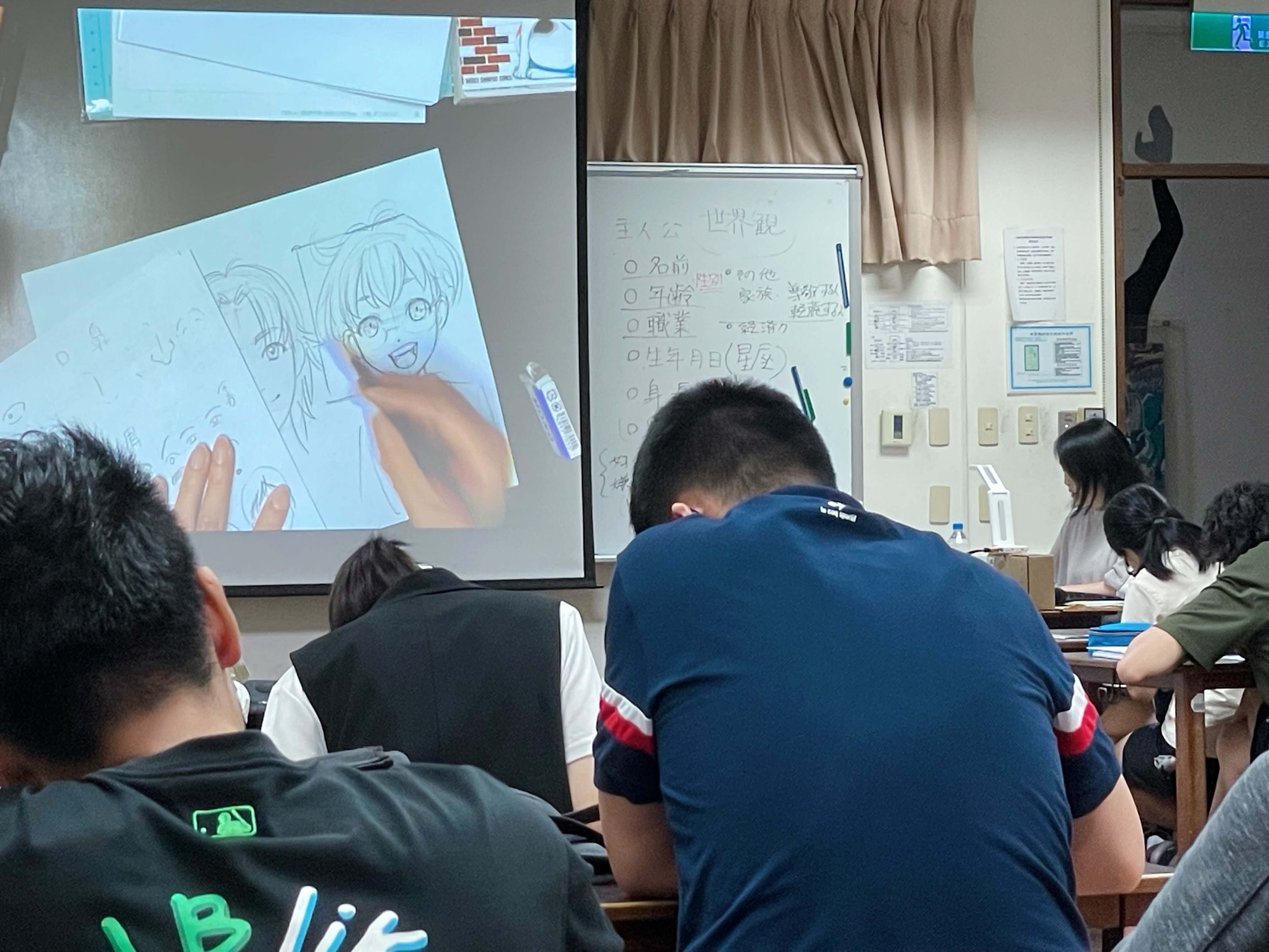 圖為日本原畫師淺井香織在講座現場,使用實物攝影機示範人物繪製。