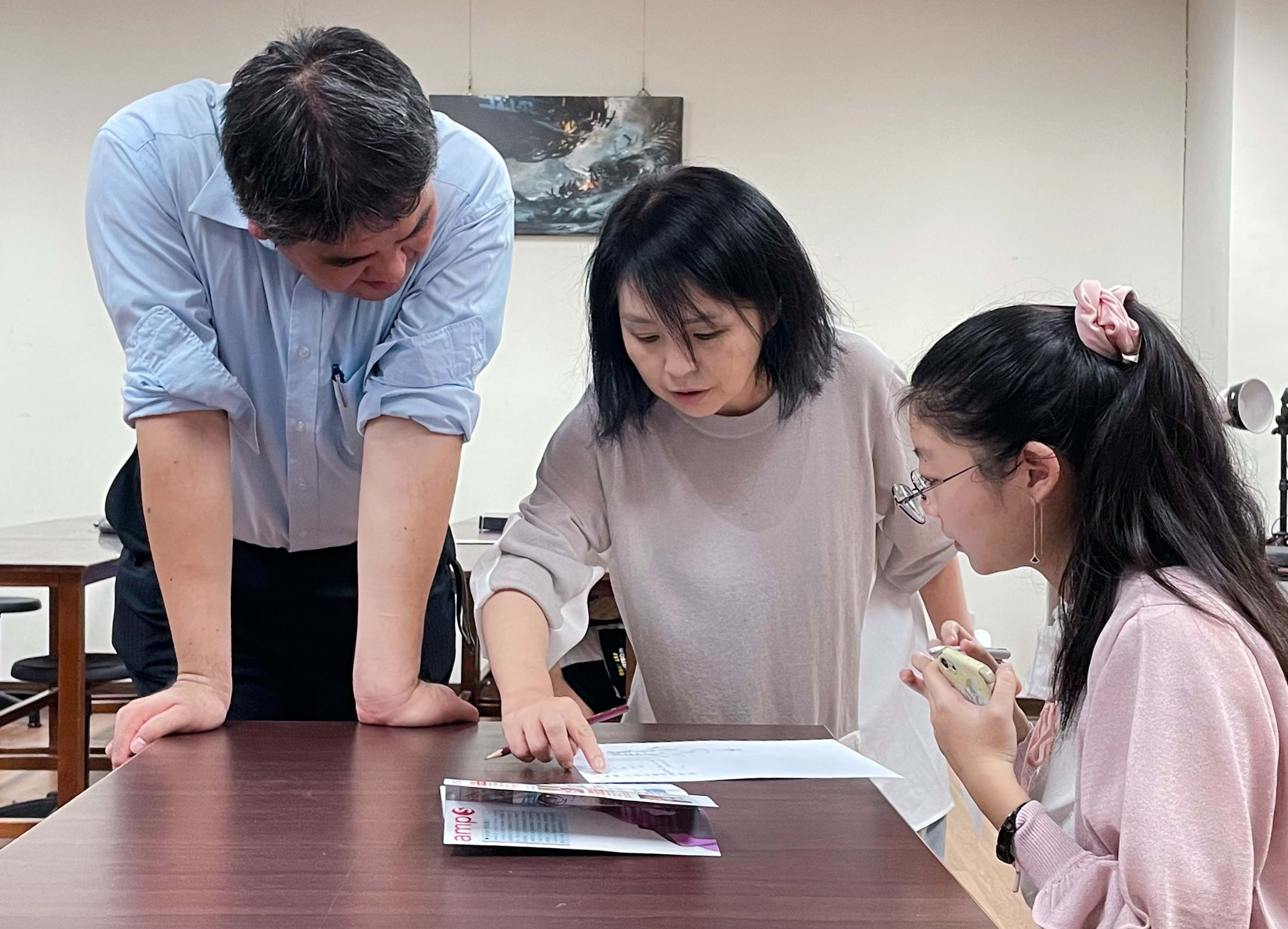 圖為日本原畫師淺井香織(中),指導同學繪圖。