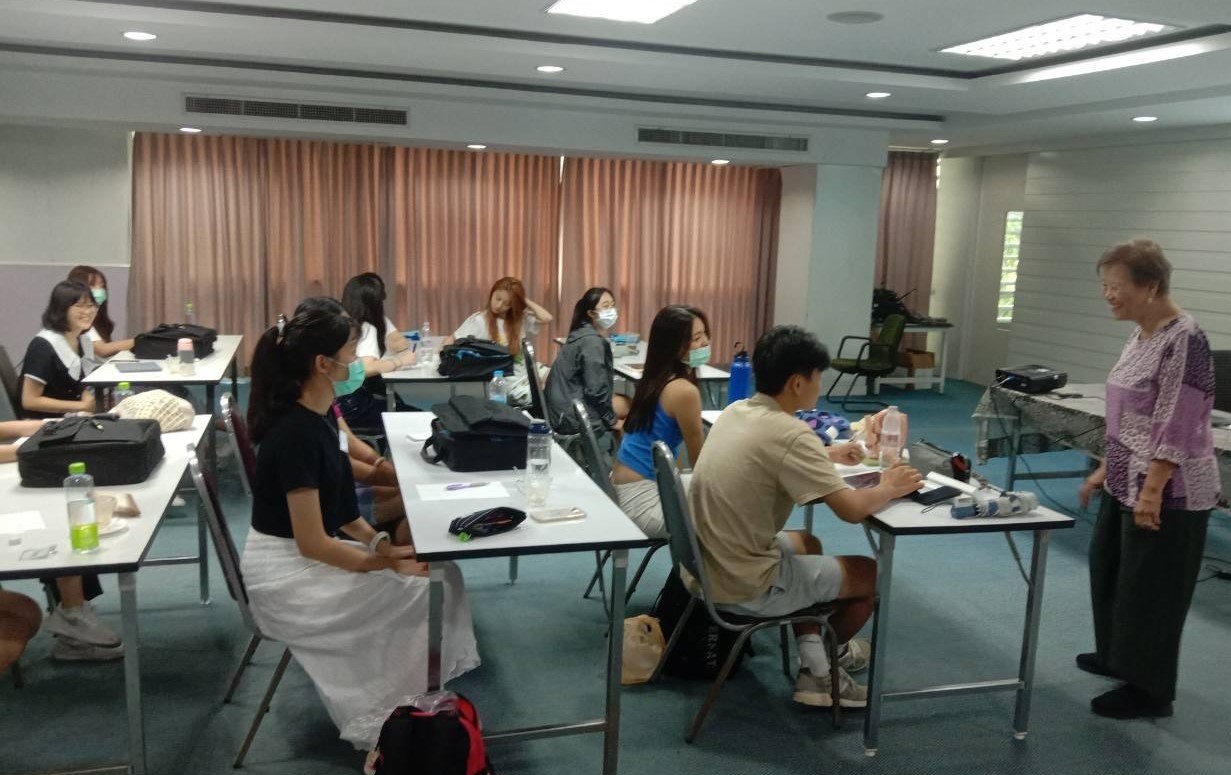 图为马文兰老师（右），在马式助听器公司为同学们授课。
