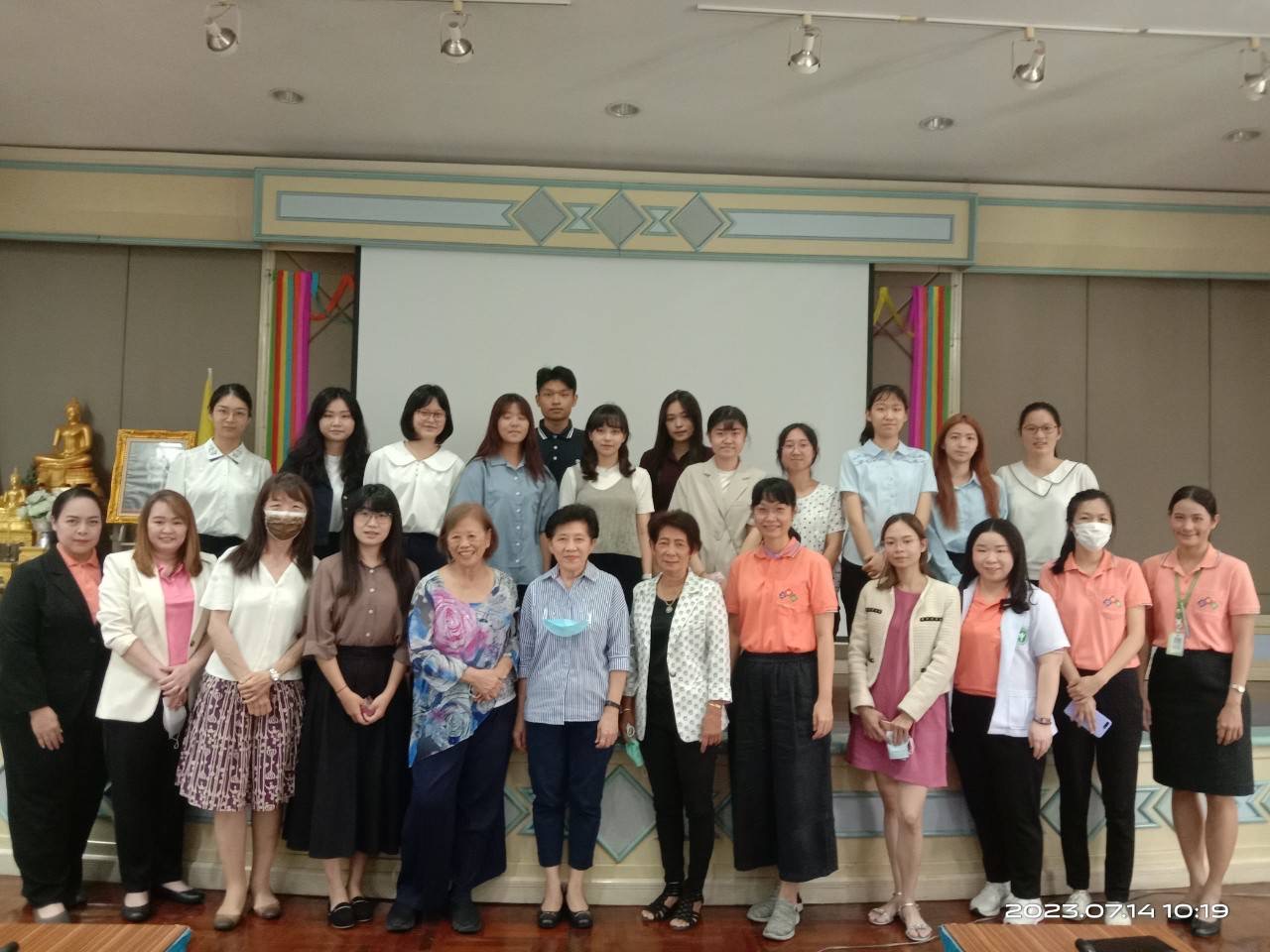 图为美国德州农工大学马文兰老师（前排左5）、亚大听语系柳佩辰老师（前排左3）、林郡仪老师（下排左4）与亚大同学，到曼谷专收自闭症、过动症儿童的医院参访合影。