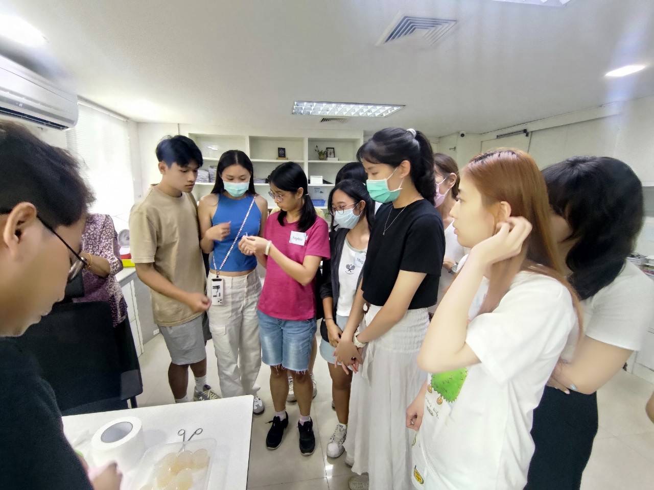 图为亚大听语系同学，在马式助听器公司参访，了解不同助听器的种类、助听器制程与维修方式。
