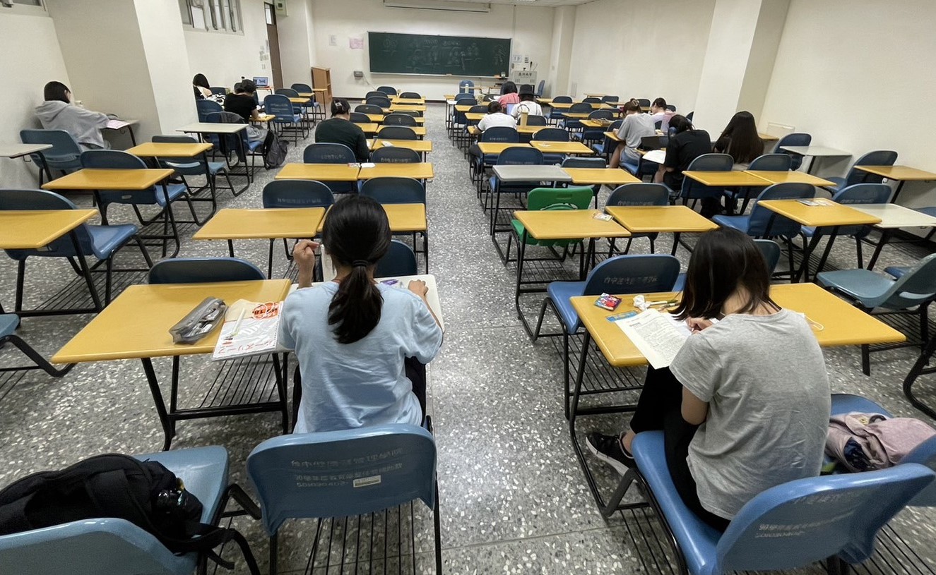 圖為亞大幼教系大四夜間讀書會，同學埋頭苦讀準備國考。