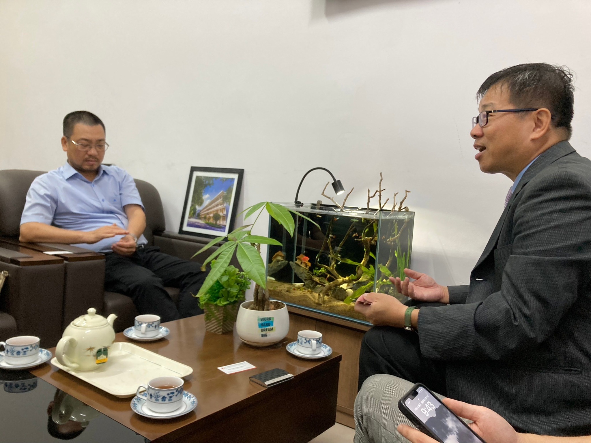 圖為亞大資工系主任朱學亭(右)，與河內理工大學SEM院長Nguyen Danh Nguyen會談。