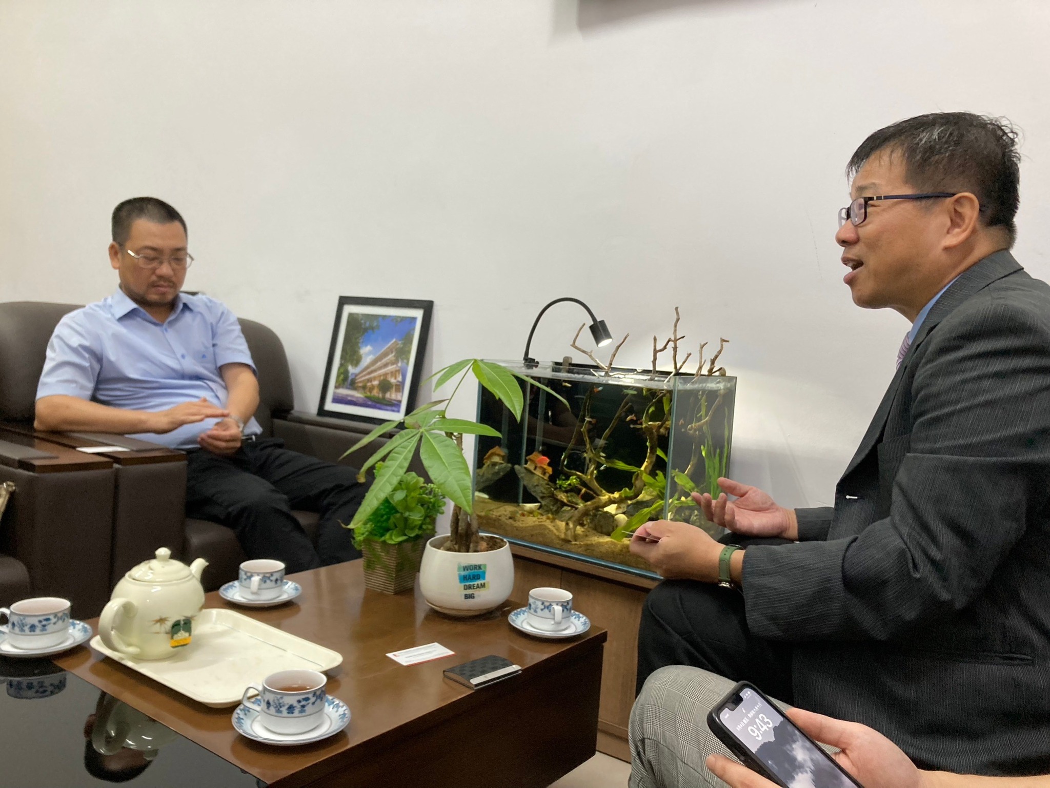 圖為亞大資工系主任朱學亭(右),與河內理工大學SEM院長Nguyen Danh Nguyen會談。