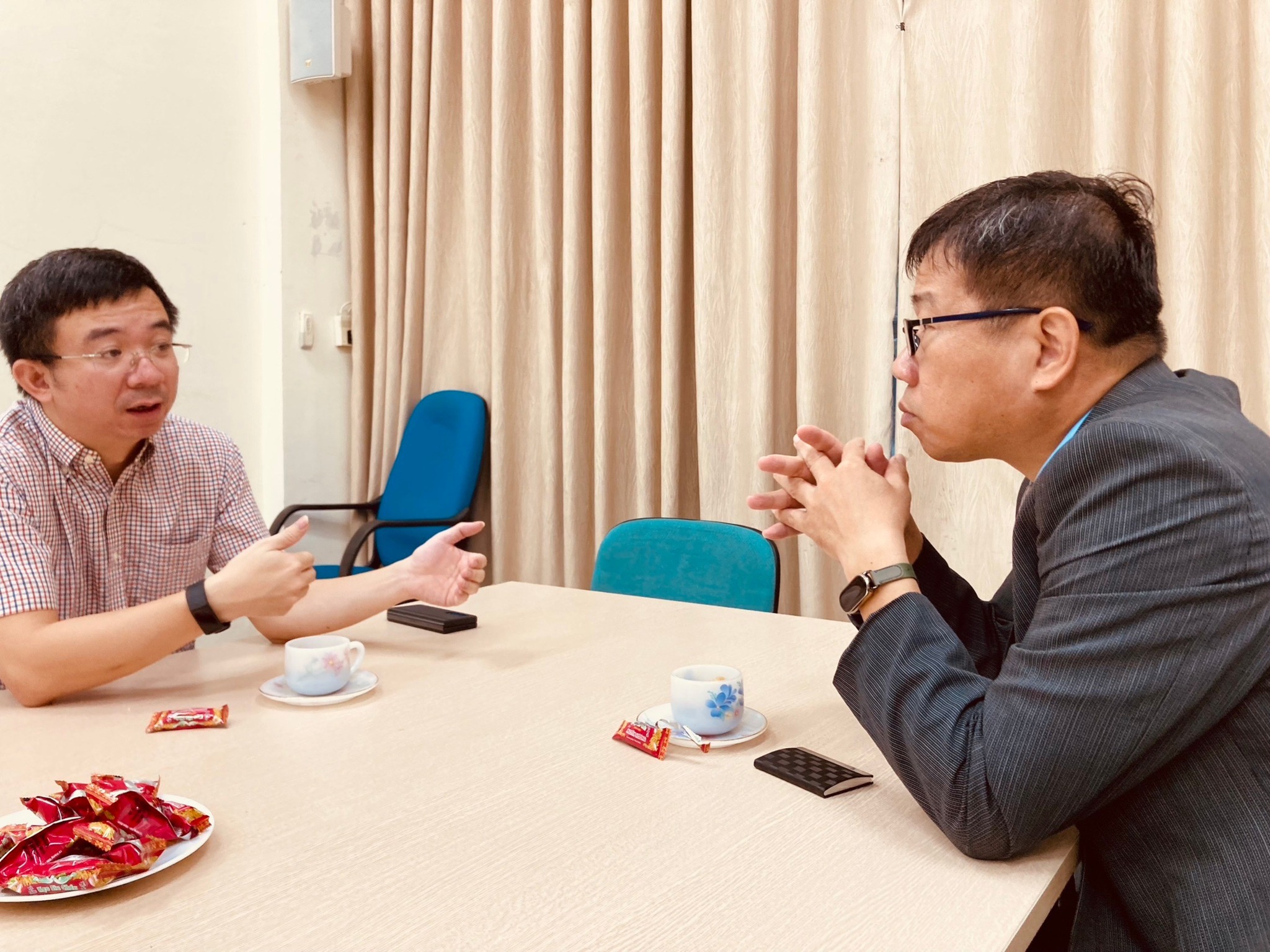 圖為亞大資工系主任朱學亭(右)，與河內理工大學SAMI副院長Nguyen Canh Nam會談。