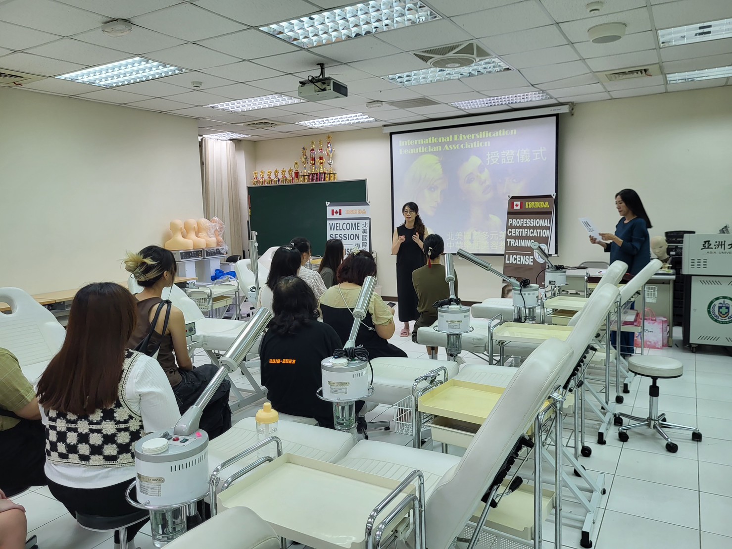 圖為亞大保健系同學，在專業美容教室準備考照訓練上課情形。