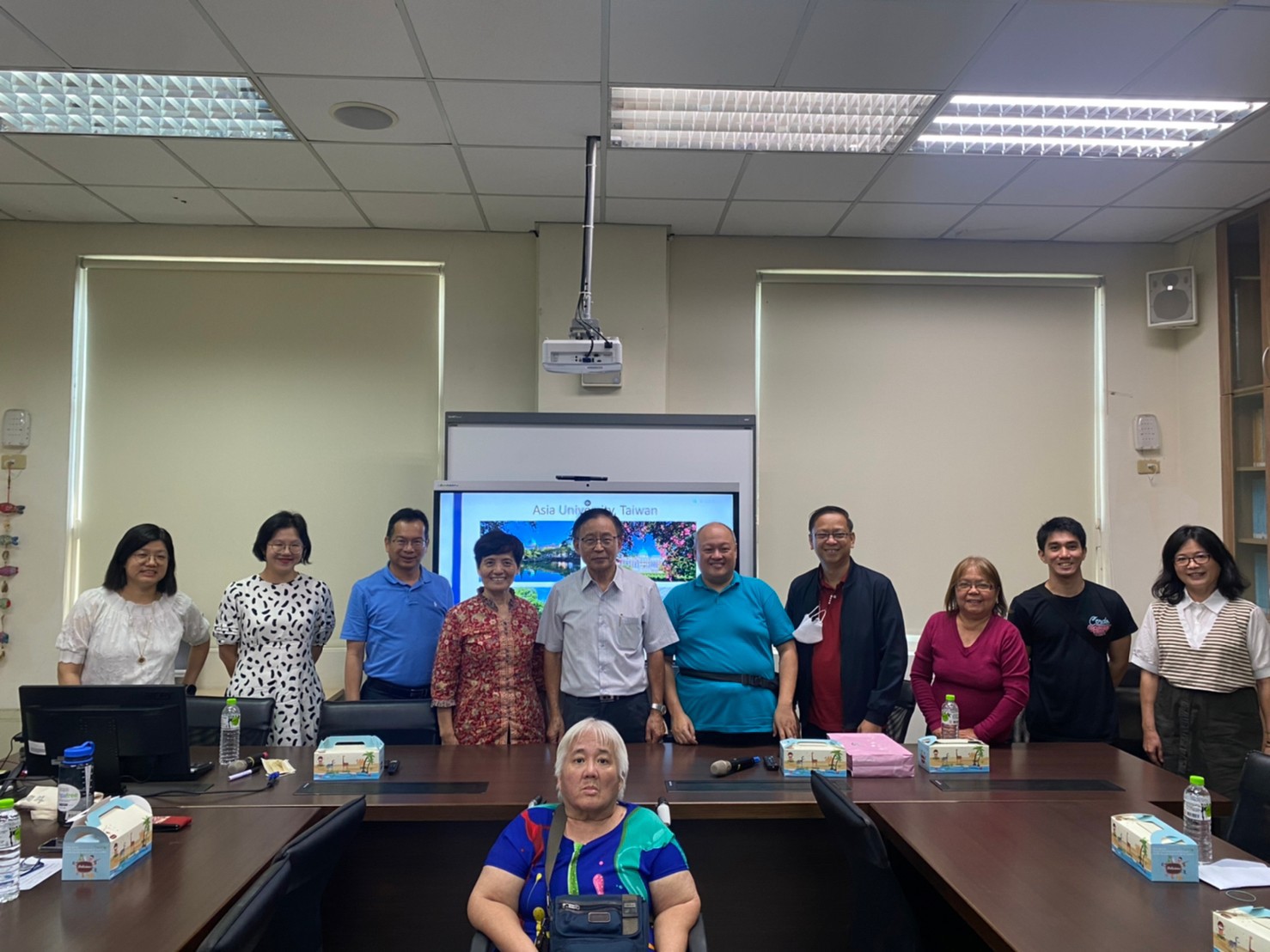 圖為菲律賓東南亞基督教學院副校長呂民森(後排右5)一行人來亞大參訪，由亞大國際學院長陳英輝(後排右6)等代表接待。