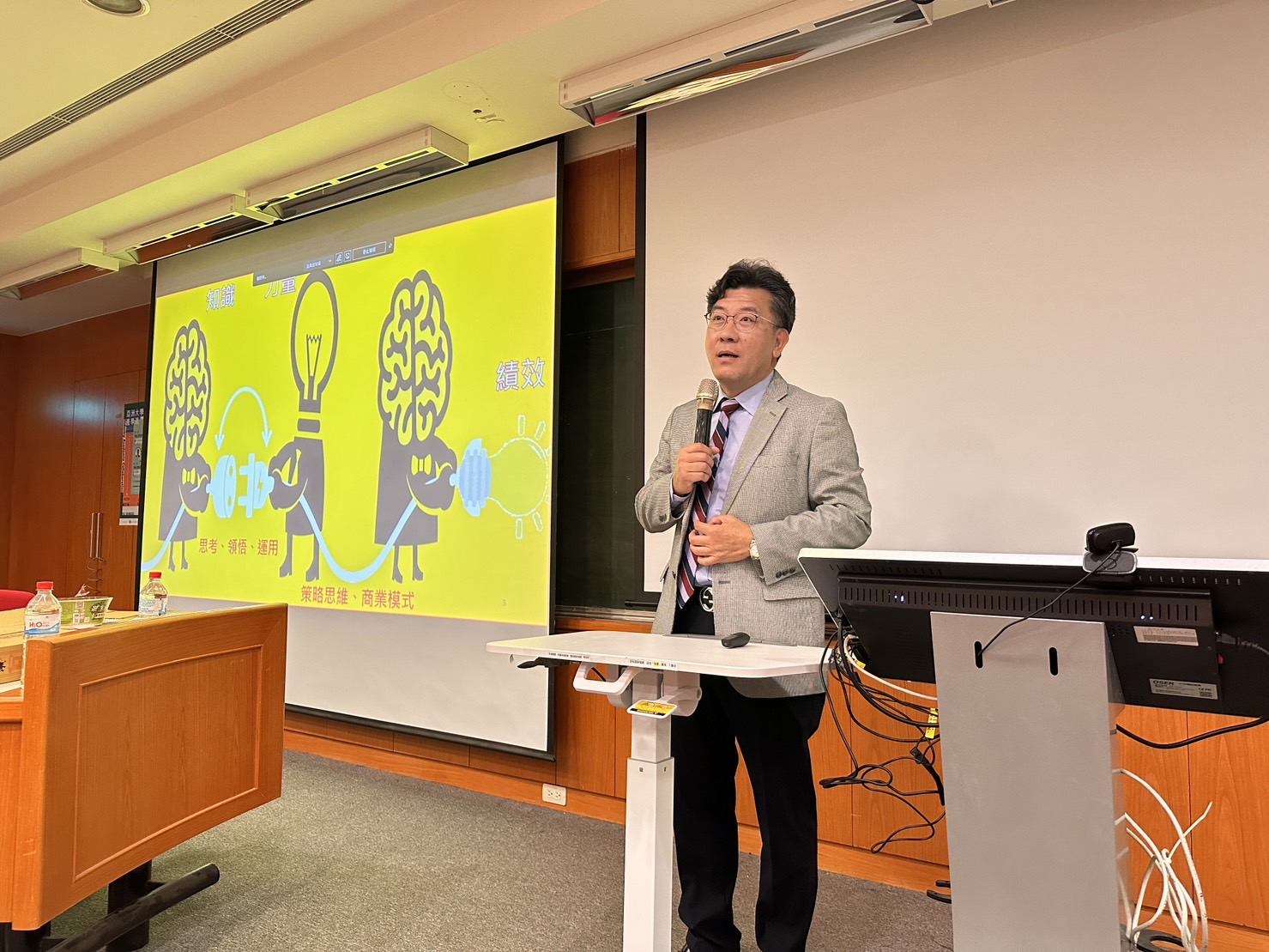 圖為統一棒球隊公司董事長凃忠正,以統一超商的轉型,談數位產業鏈結永續創新發展。