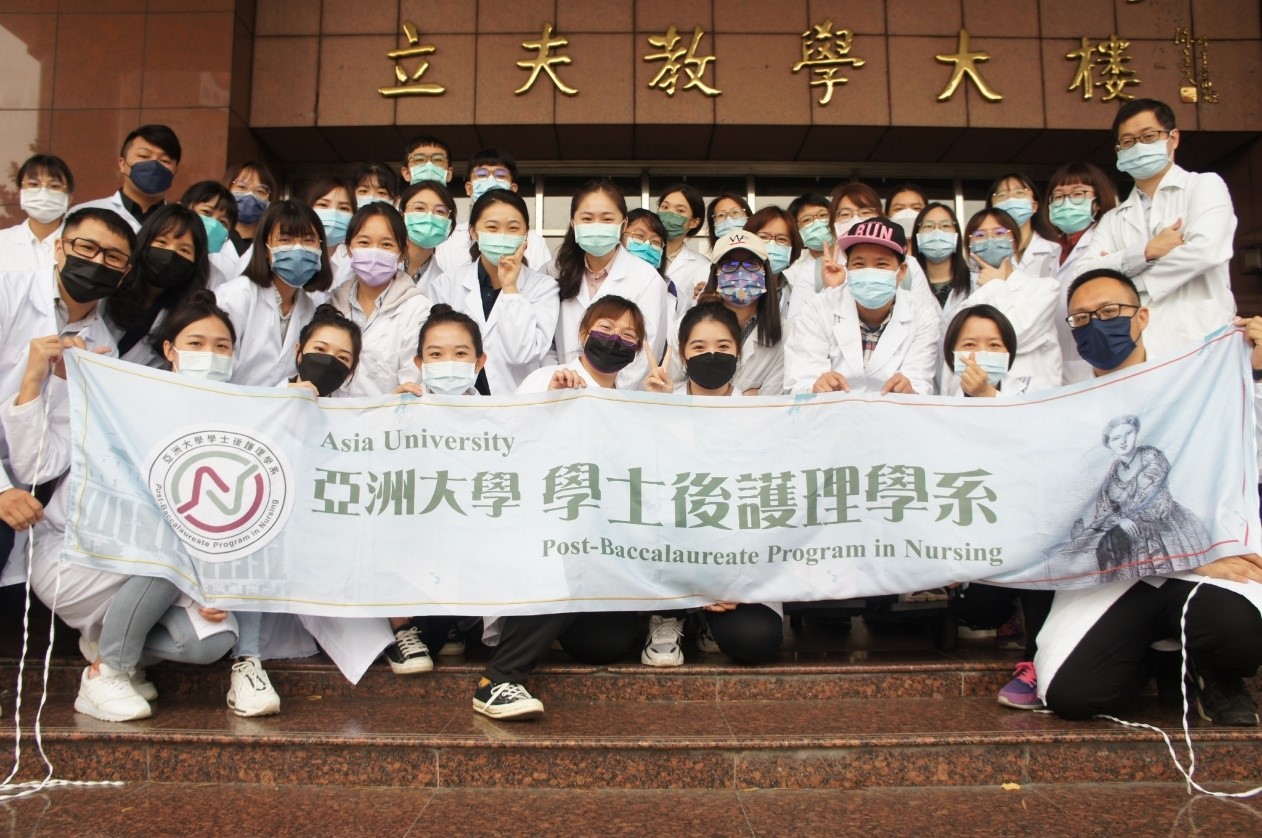 圖為亞大後護系師資陣容堅強,首屆畢業生護理師通過率高。