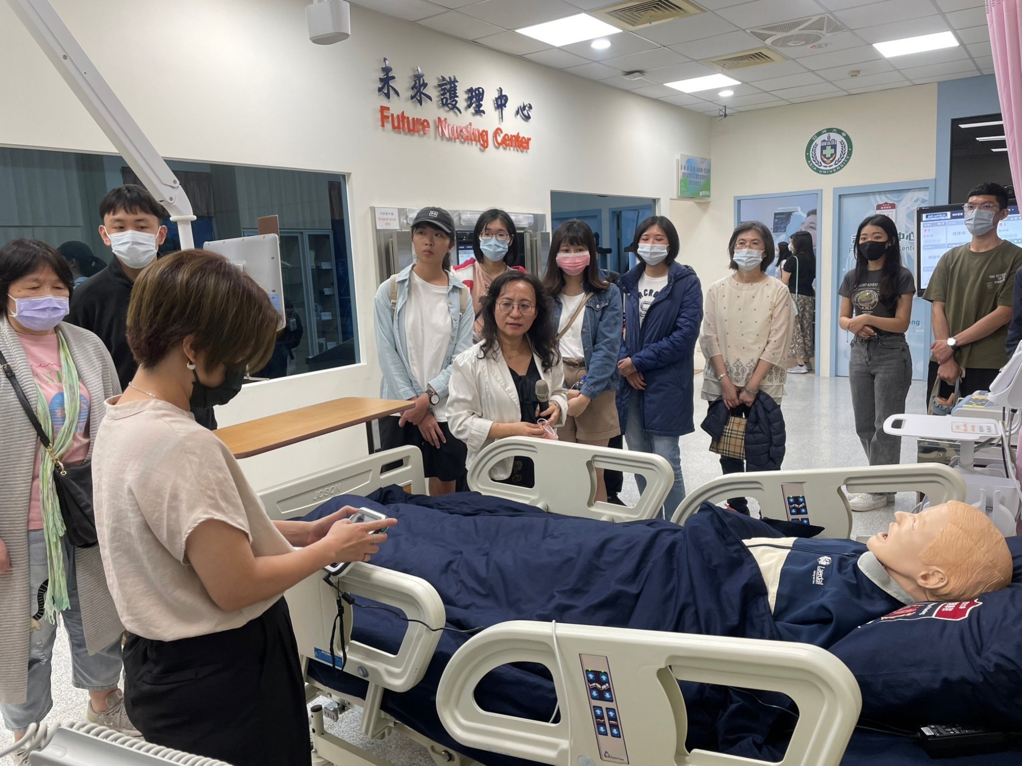 圖為亞大後護系同學,在亞大護理元宇宙基地,操作智慧模擬人高階智慧化教學設備。