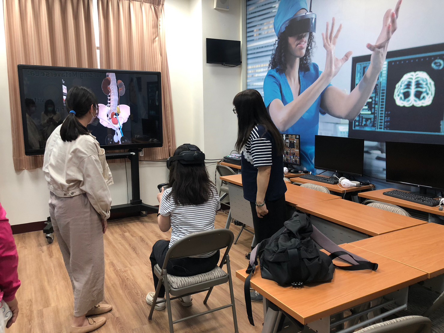 圖為亞大後護系同學,學習3D互動解剖、真人散骨教學。