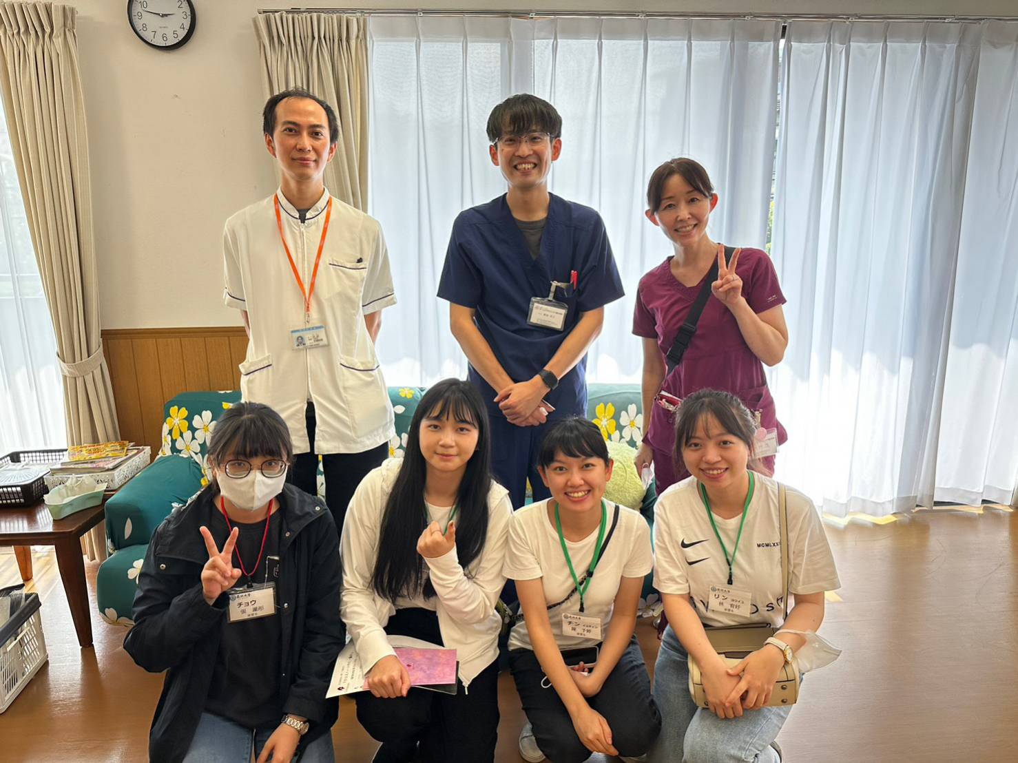 圖為亞大護理系4位同學，到日本神奈川縣的伸江福祉會長期照護機構實習，參與円行團體家屋巡診，與醫護人員合影。