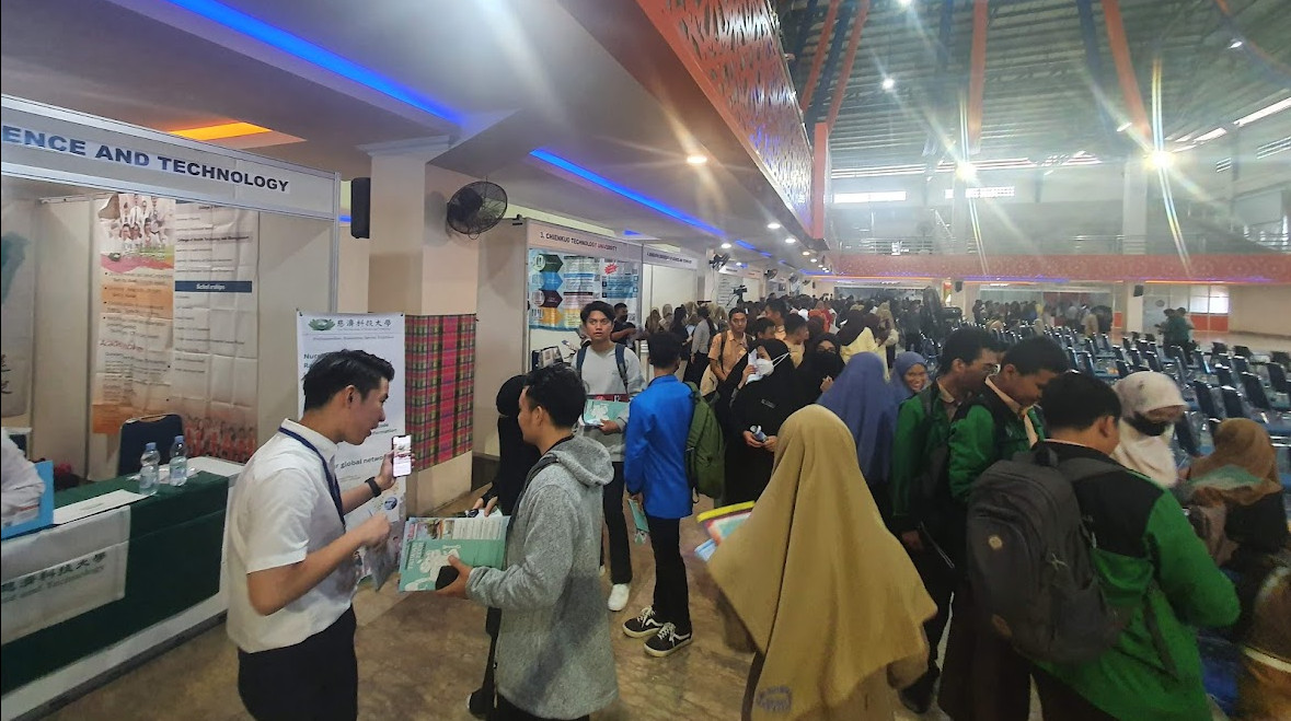圖為「2023台灣高等教育展」，在印尼當地掀起熱潮，參與人數多。