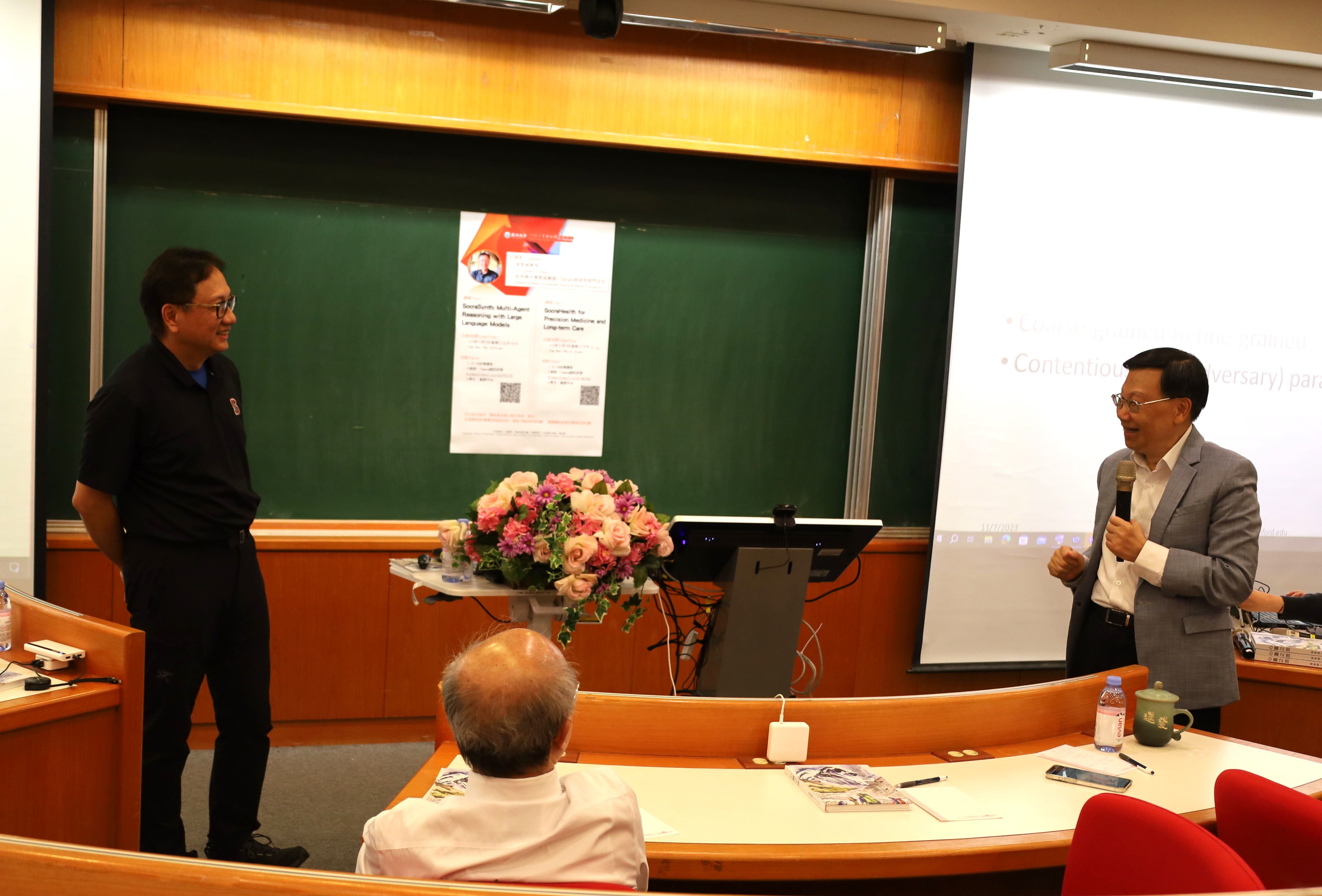 圖為亞大校長蔡進發(右)，與美國史丹福大學張智威教授(左)，展開AI辯證。