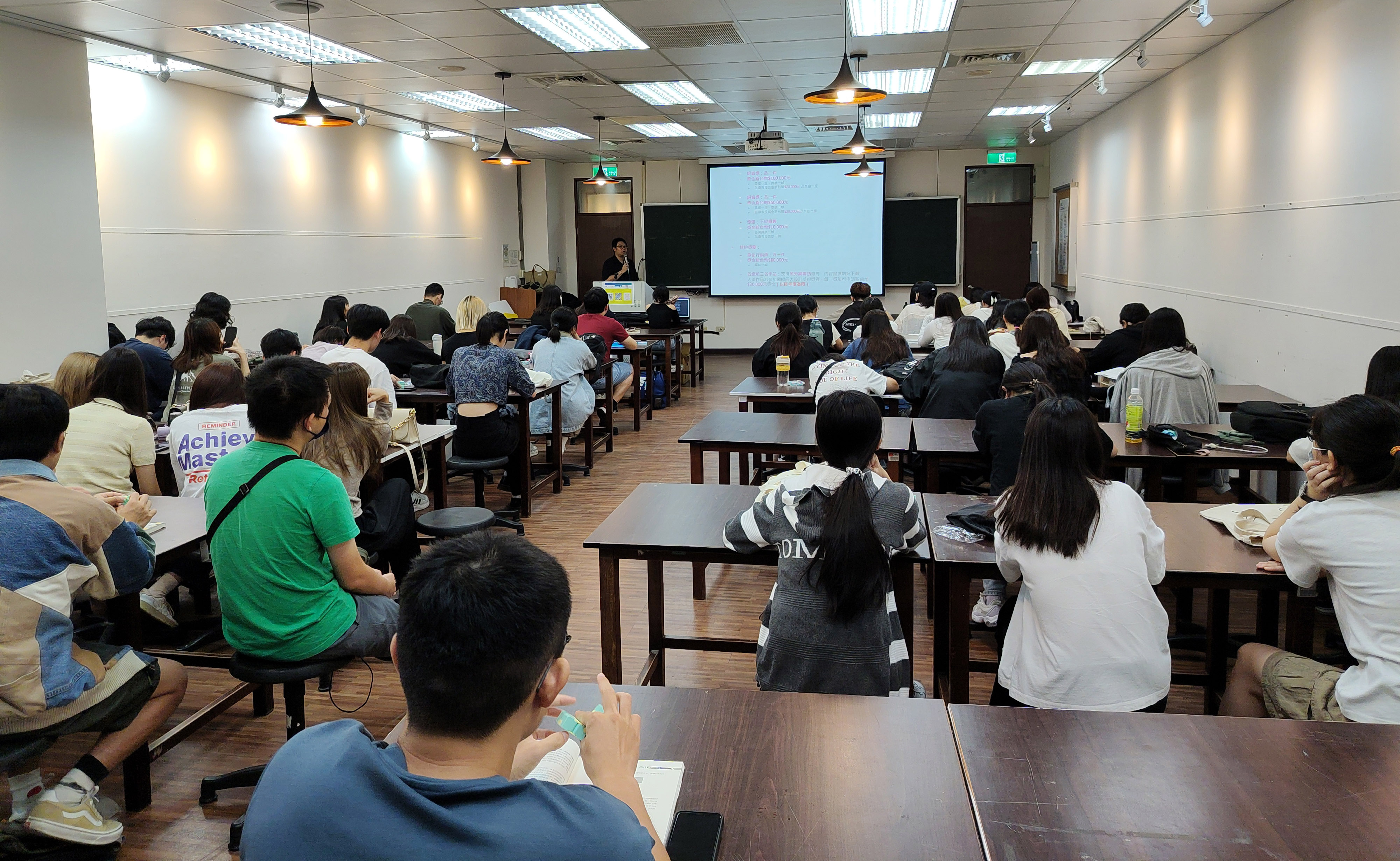 圖為亞大商品系舉辦「從零開始設計」、「設計未來趨勢」講座，參與同學踴躍。