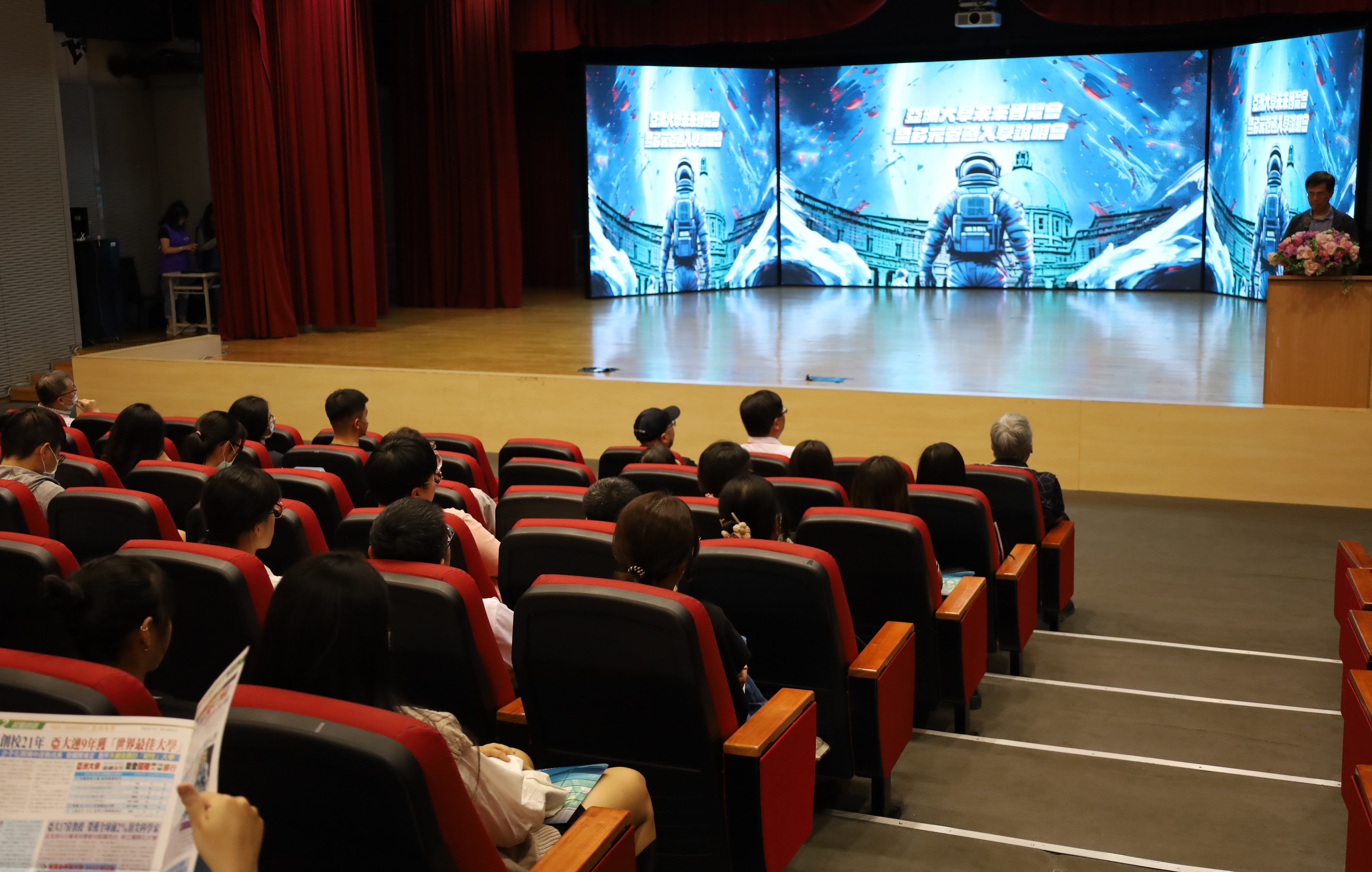 圖為亞大副校長鄧成連(右)，介紹「未來博覽會暨多元入學管道說明會」特色。