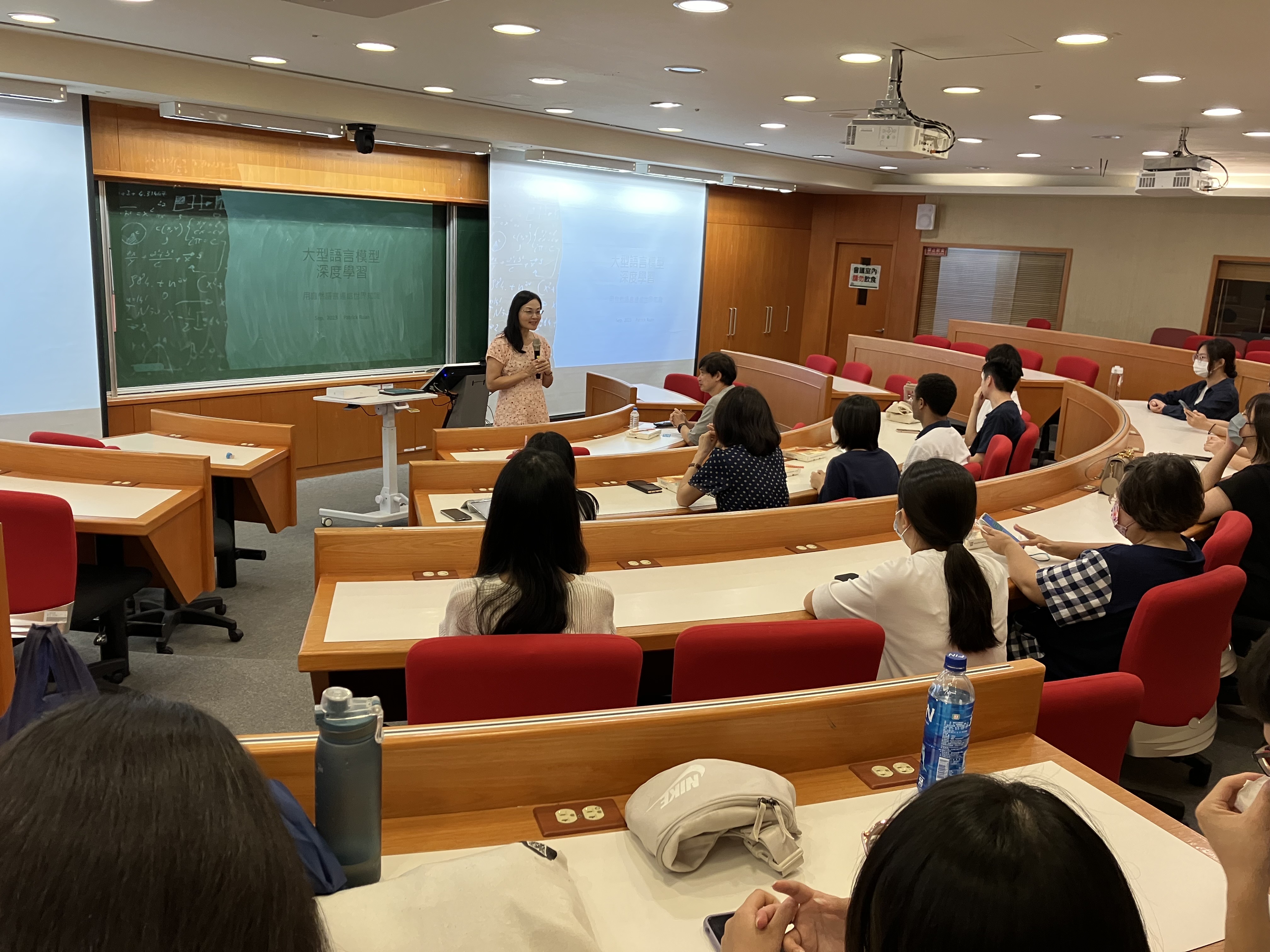 圖為亞大管理學院長陳明惠，為生成式AI教與學應用研習會開場。