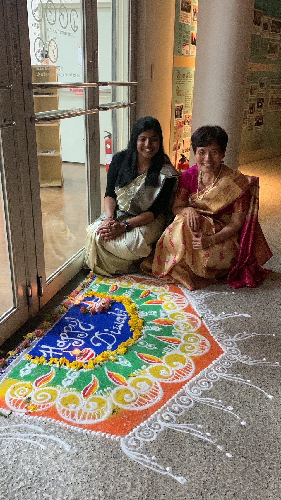 圖為亞大圖書館長廖淑娟(右)、語發中心印度籍Princy Pappachan同學一同點燈，象徵為新的一年帶來光明、繁榮、幸福。