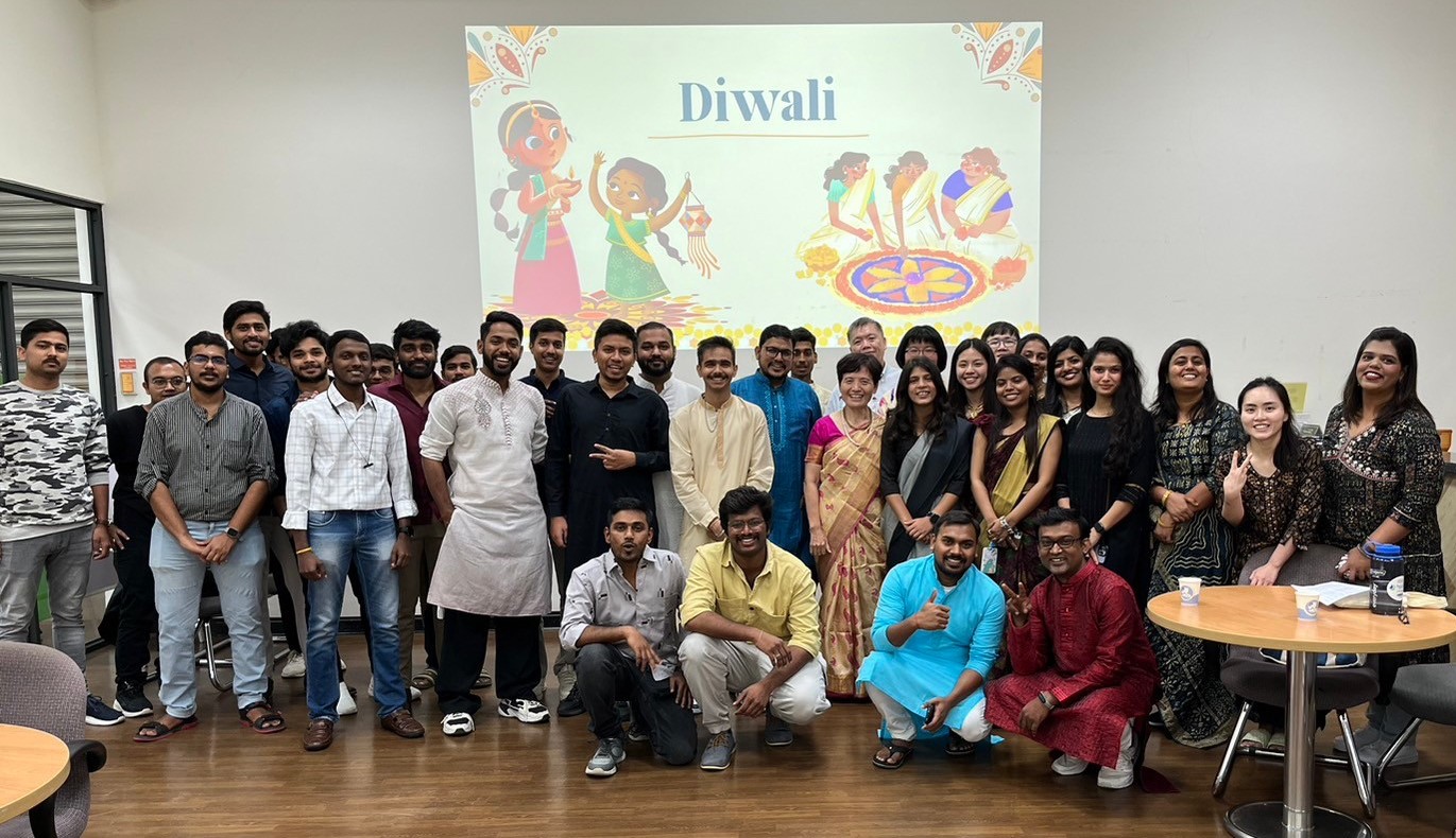 图为亚大图书馆举办社工系印度实习「!ndia·印象」成果展、印度光明节（Diwali）庆祝活动，台、印、中、泰等国师生参与踊跃。