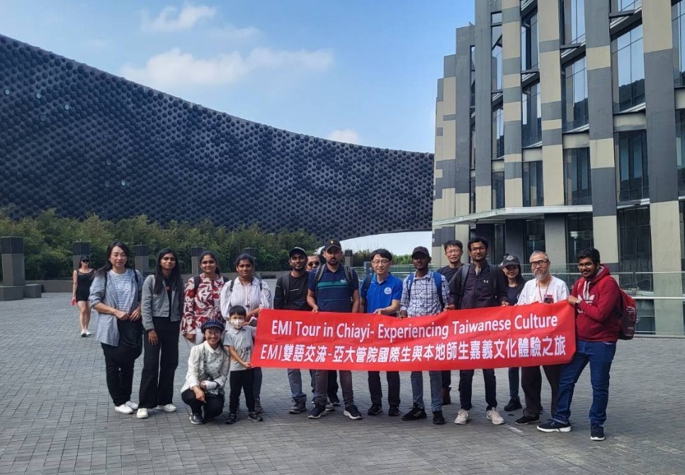 圖為亞大國際生,在故宮南院與師長合影。
