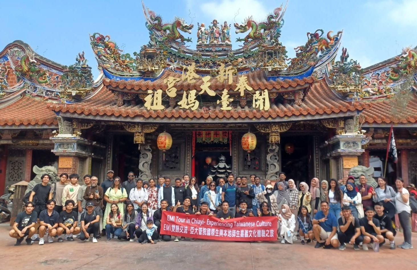 圖為參與嘉義文化體驗之旅的亞大本地、外籍生,在新港奉天宮前和師長合影。