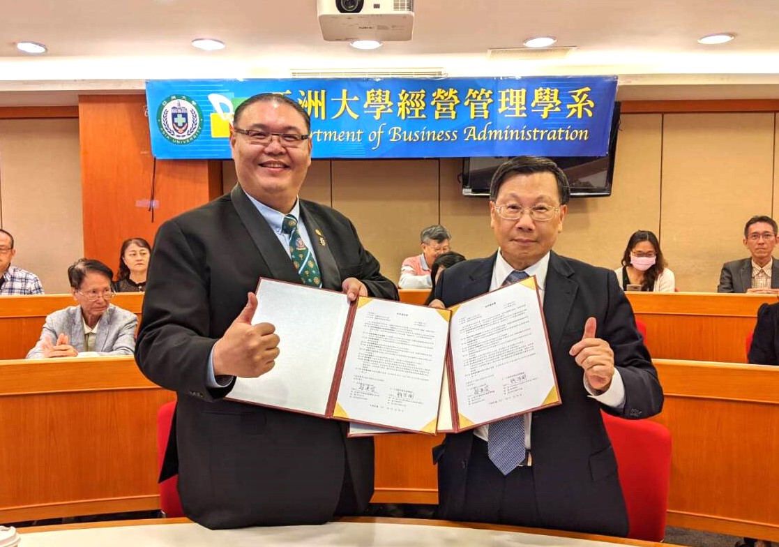 圖為亞大校長蔡進發(右)，與國際同濟會台灣總會總會長甄啟剛，簽署合作意向書。