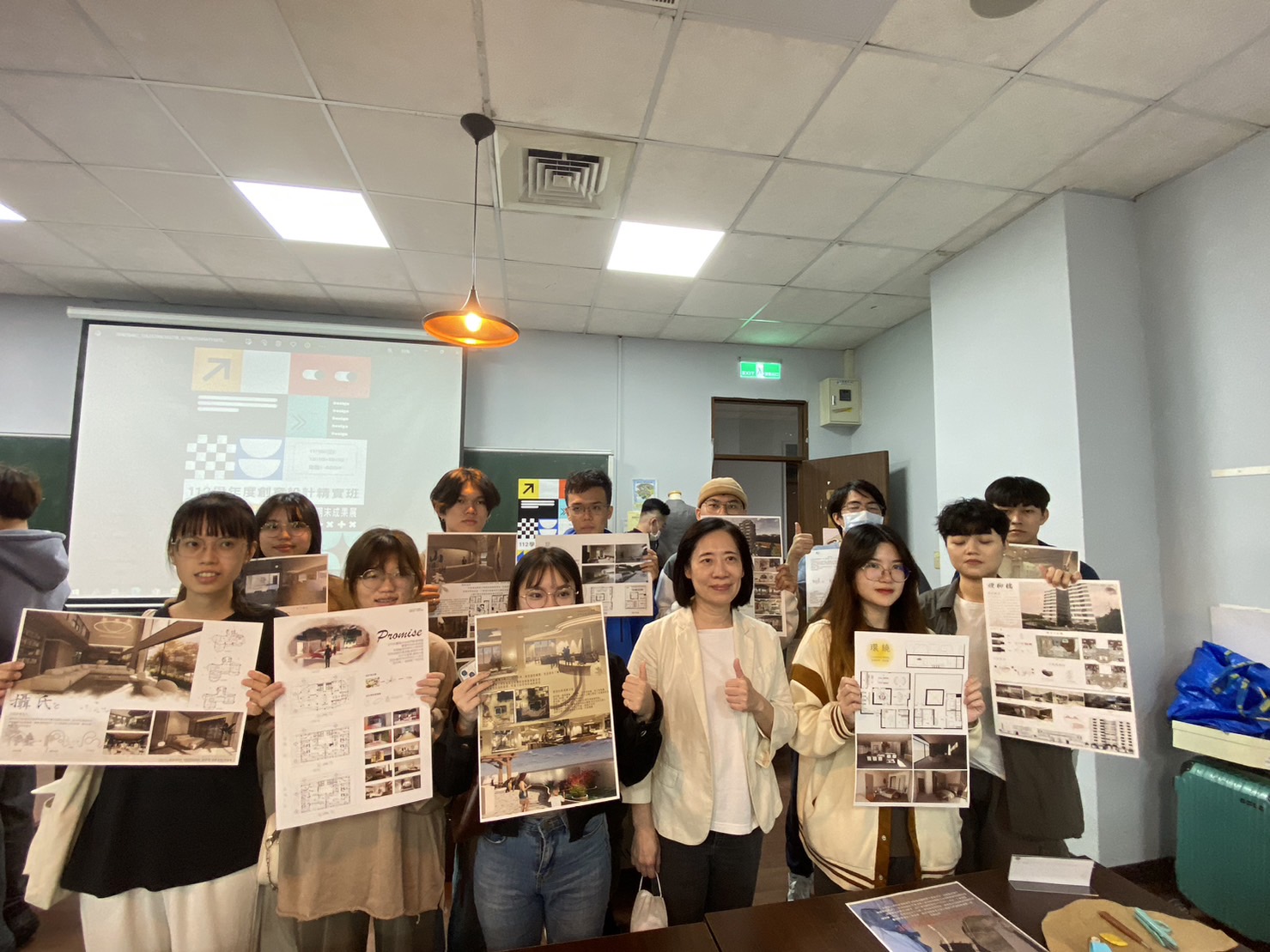 圖為亞大室設系同學,展示創意設計精實輔導班作品,與師長合影。