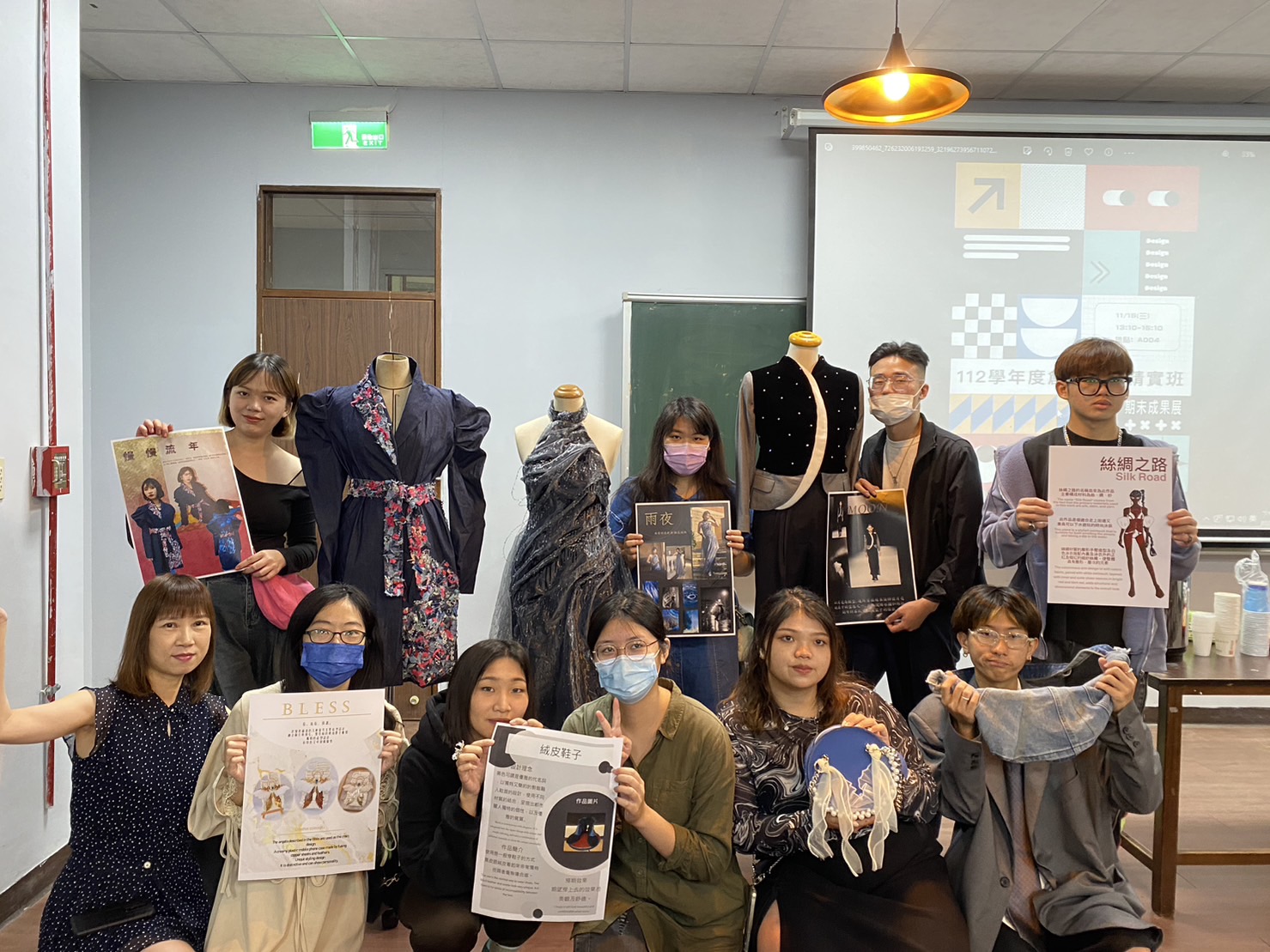 圖為亞大時尚系同學,展示創意設計精實輔導班作品,與師長合影。