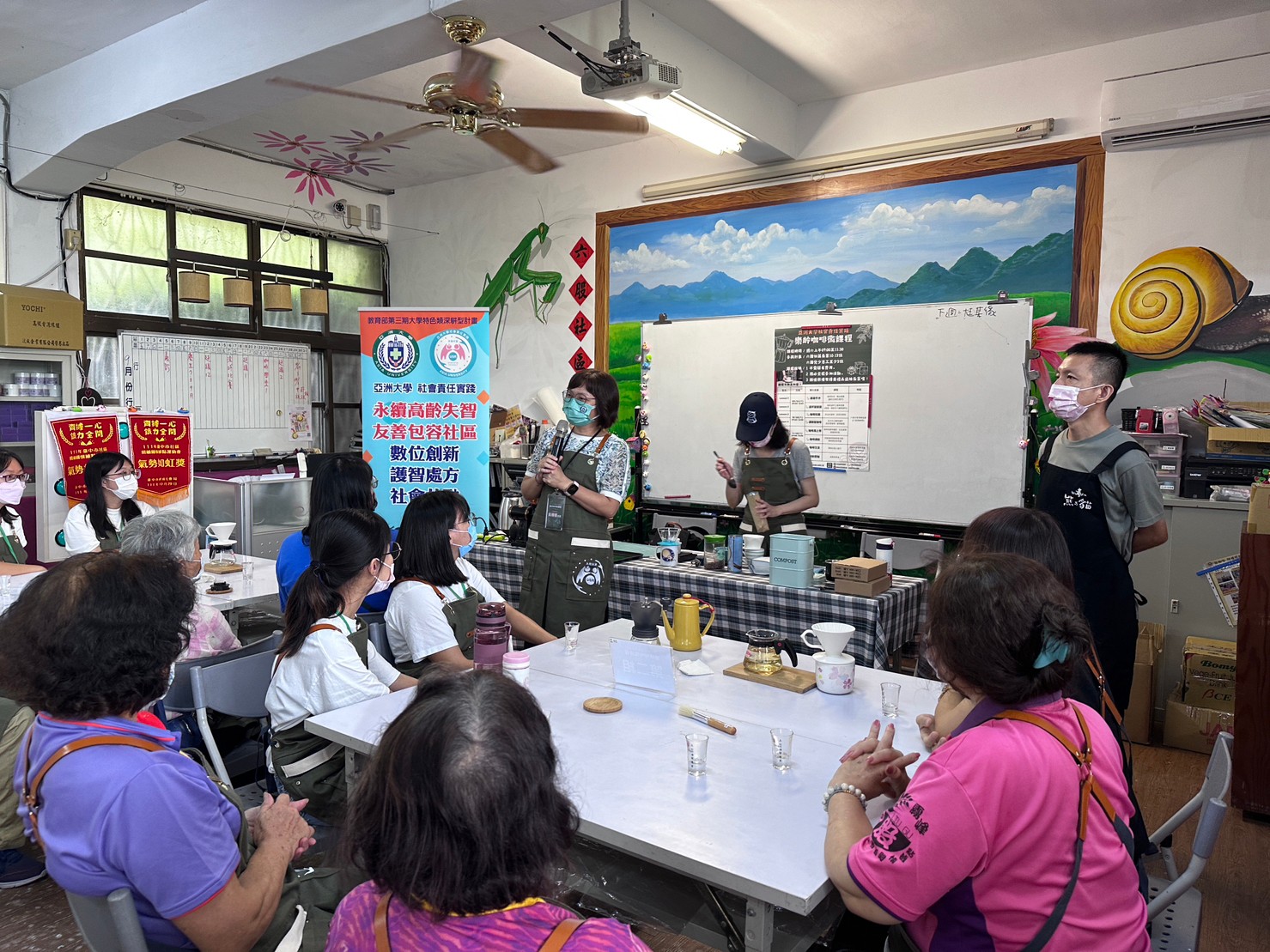 圖為亞大護理學院長吳樺姍表示，「樂齡咖啡微課程」首次到霧峰六股社區發展協會開課，希望能實現「青銀共融」。