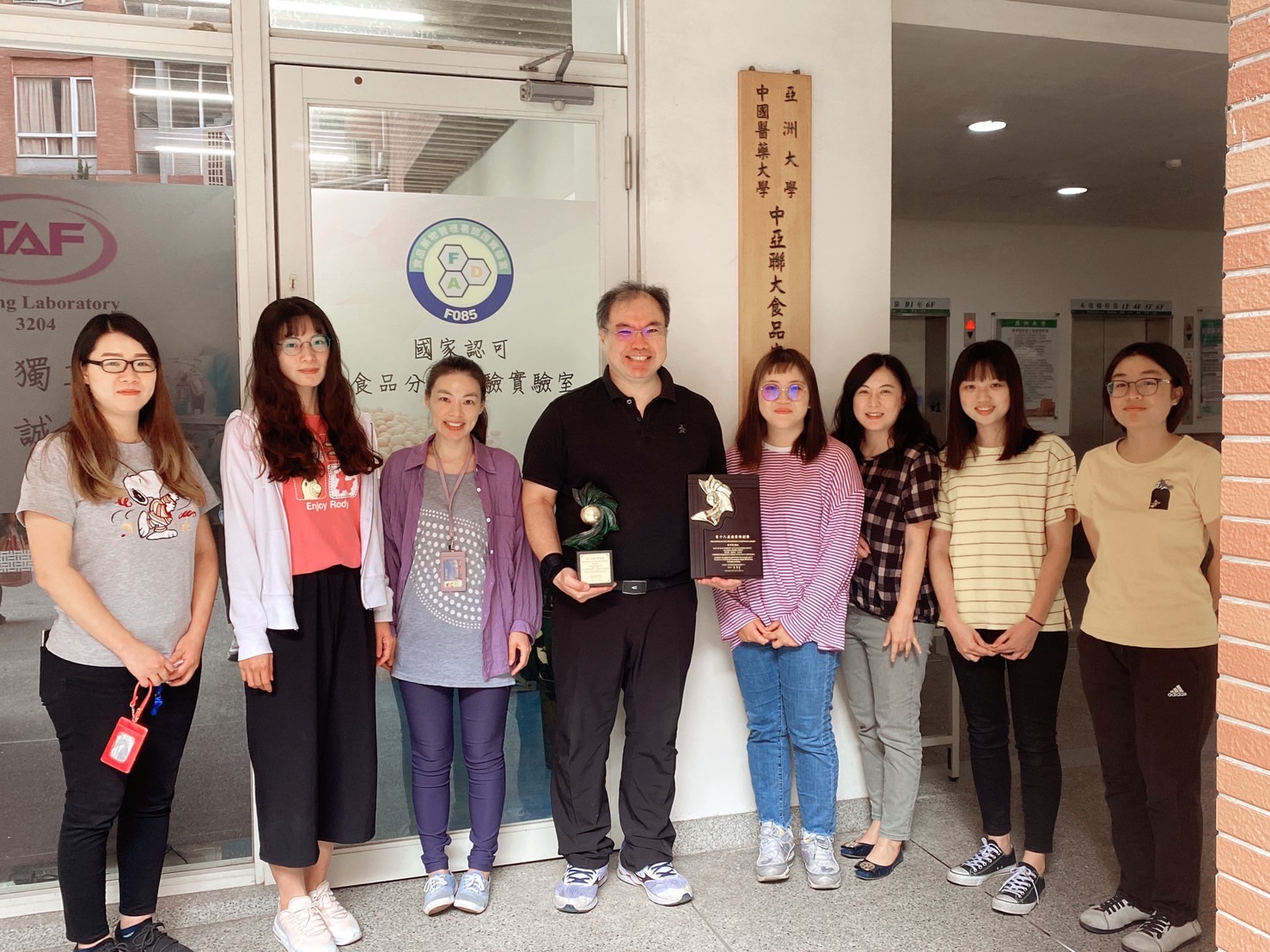 圖為亞大食安中心主任蔣育錚(左4)研發團隊，今年以「檢測晶片」、「溫度管控晶片」技術再獲2項「新創精進獎」，已連5年獲10獎。