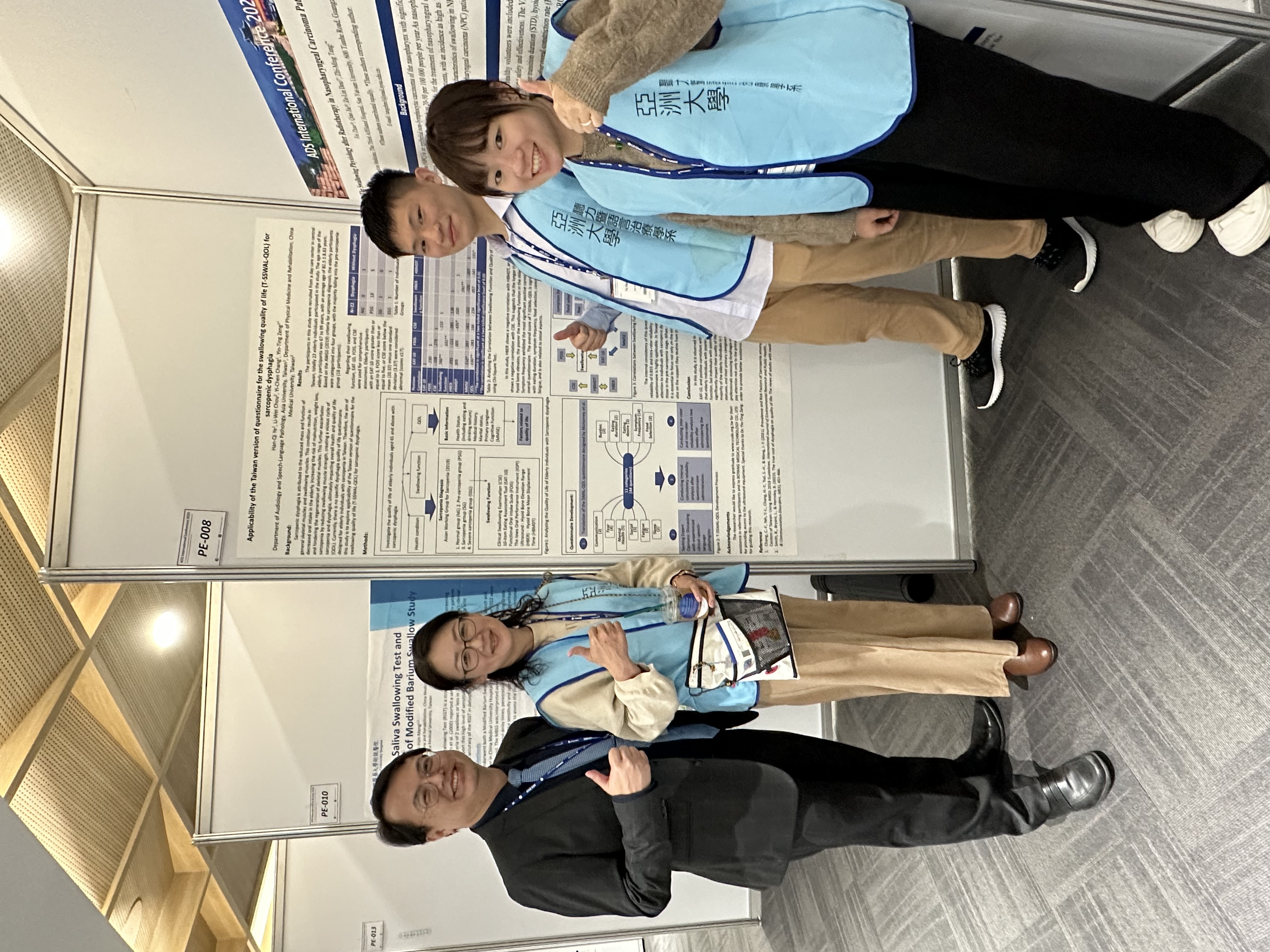 圖為亞大聽語系葉翰錡同學(右2)，發表「台灣版肌少症吞嚥障礙生活品質問卷的適用性」研究。