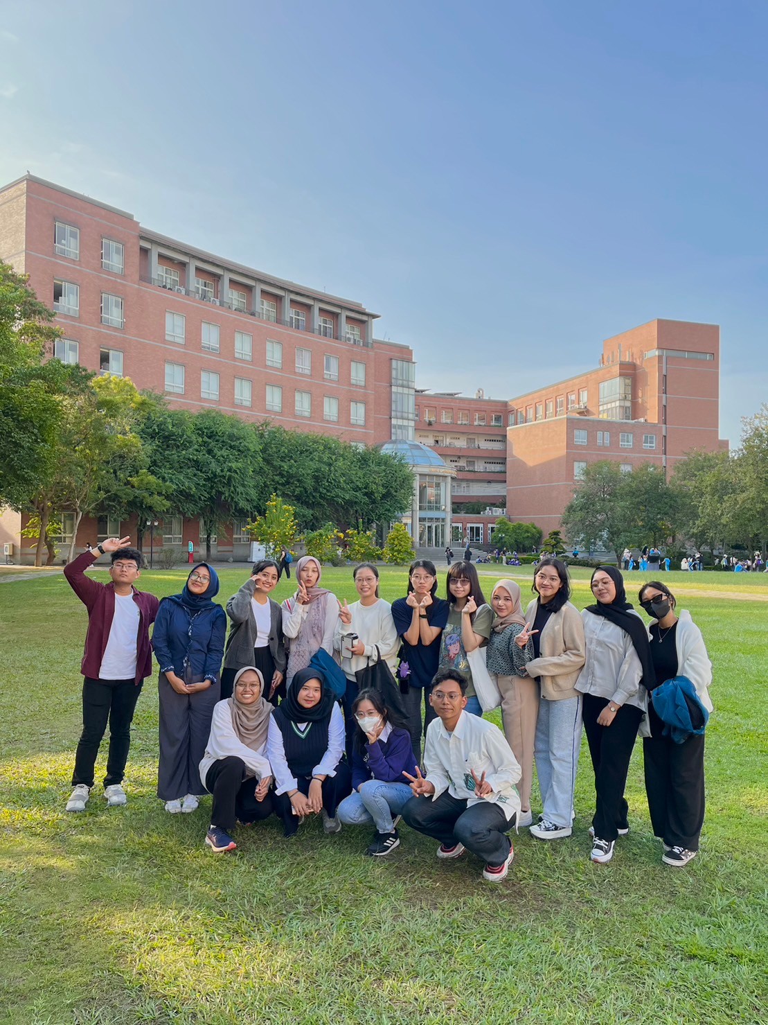 图为印尼艾尔朗加大学师生,在亚大校园合影。