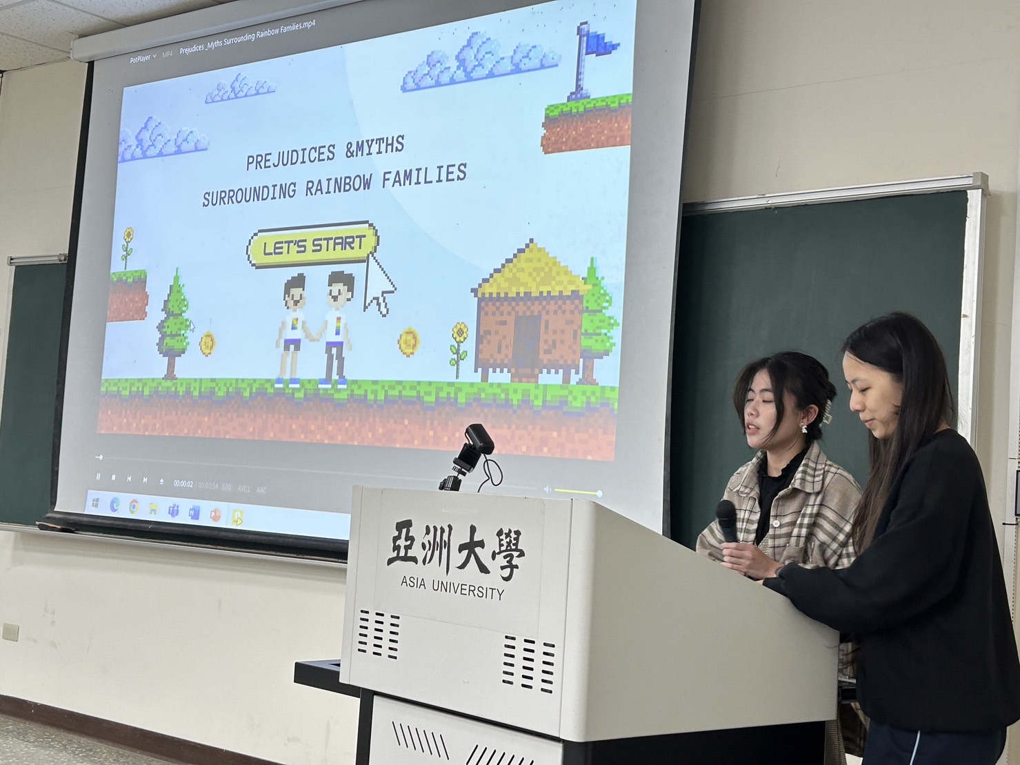 图为亚大心理系同学,进行专题报告分享。