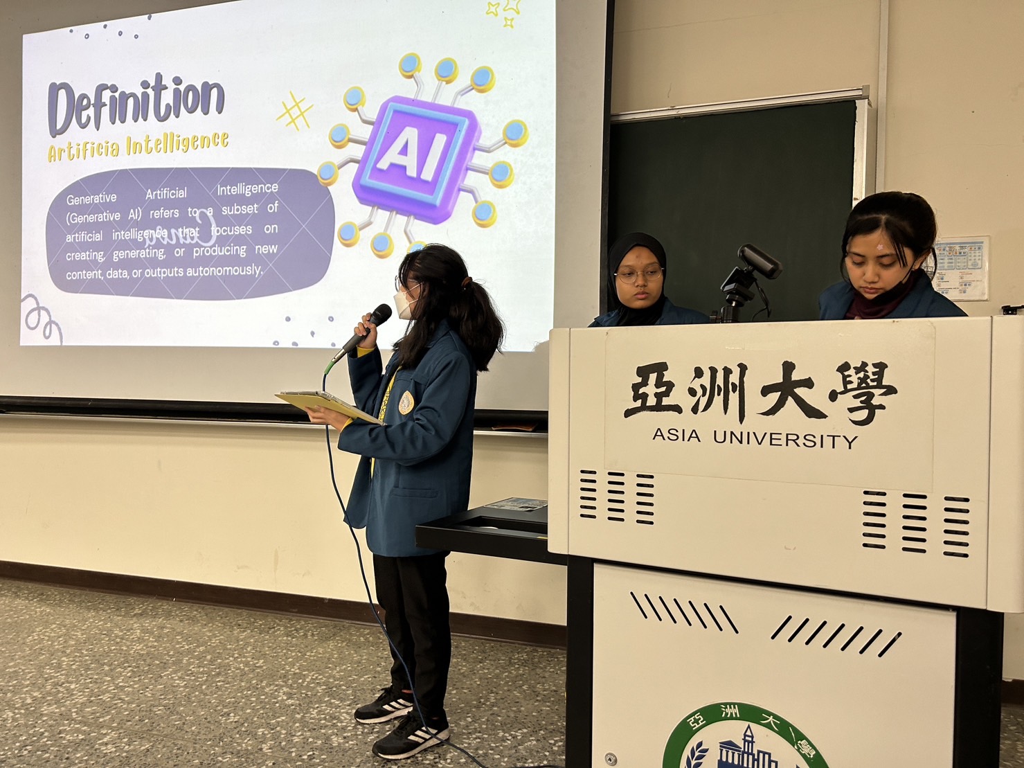 图为印尼艾尔朗加大学同学,进行专题报告分享。