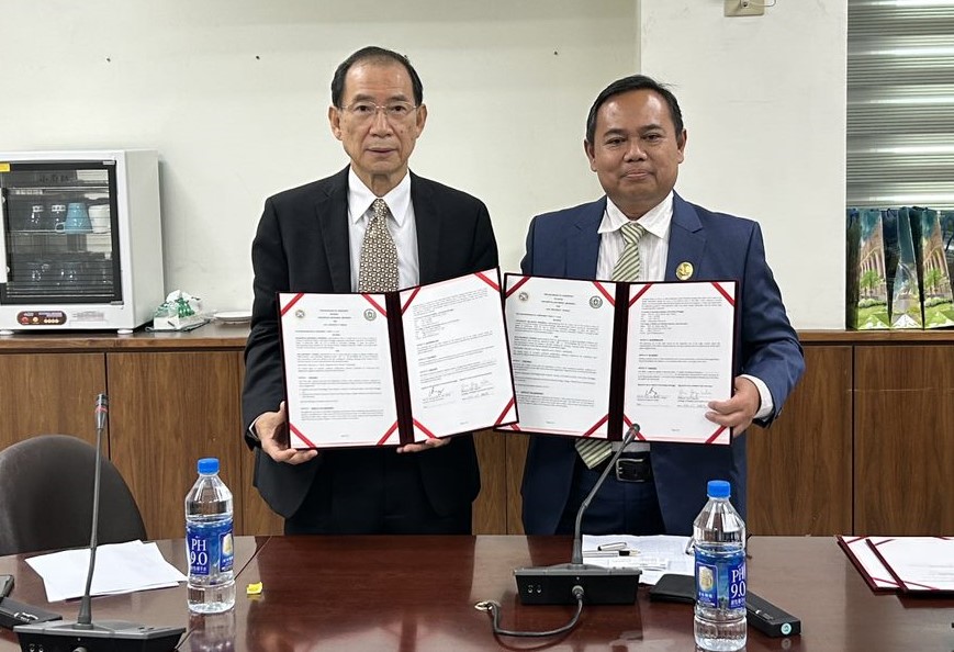 圖為亞大醫健學院長吳俊忠(左)、與來校的印尼Airlangga大學職訓學院長Anwar Ma'ruf，簽訂雙聯學位MOA。