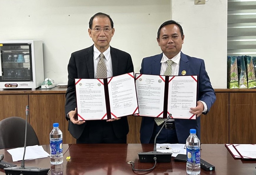 圖為亞大醫健學院長吳俊忠(左)、與來校的印尼Airlangga大學職訓學院長Anwar Ma'ruf,簽訂雙聯學位MOA。