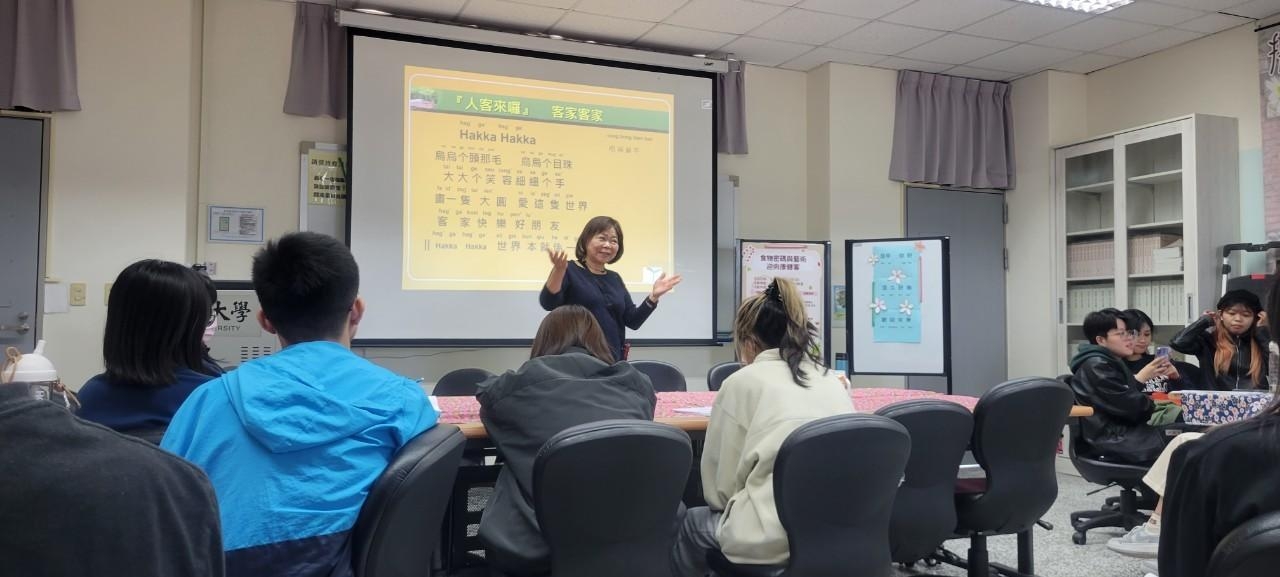 图为客语老师徐银珍,介绍客家文化。