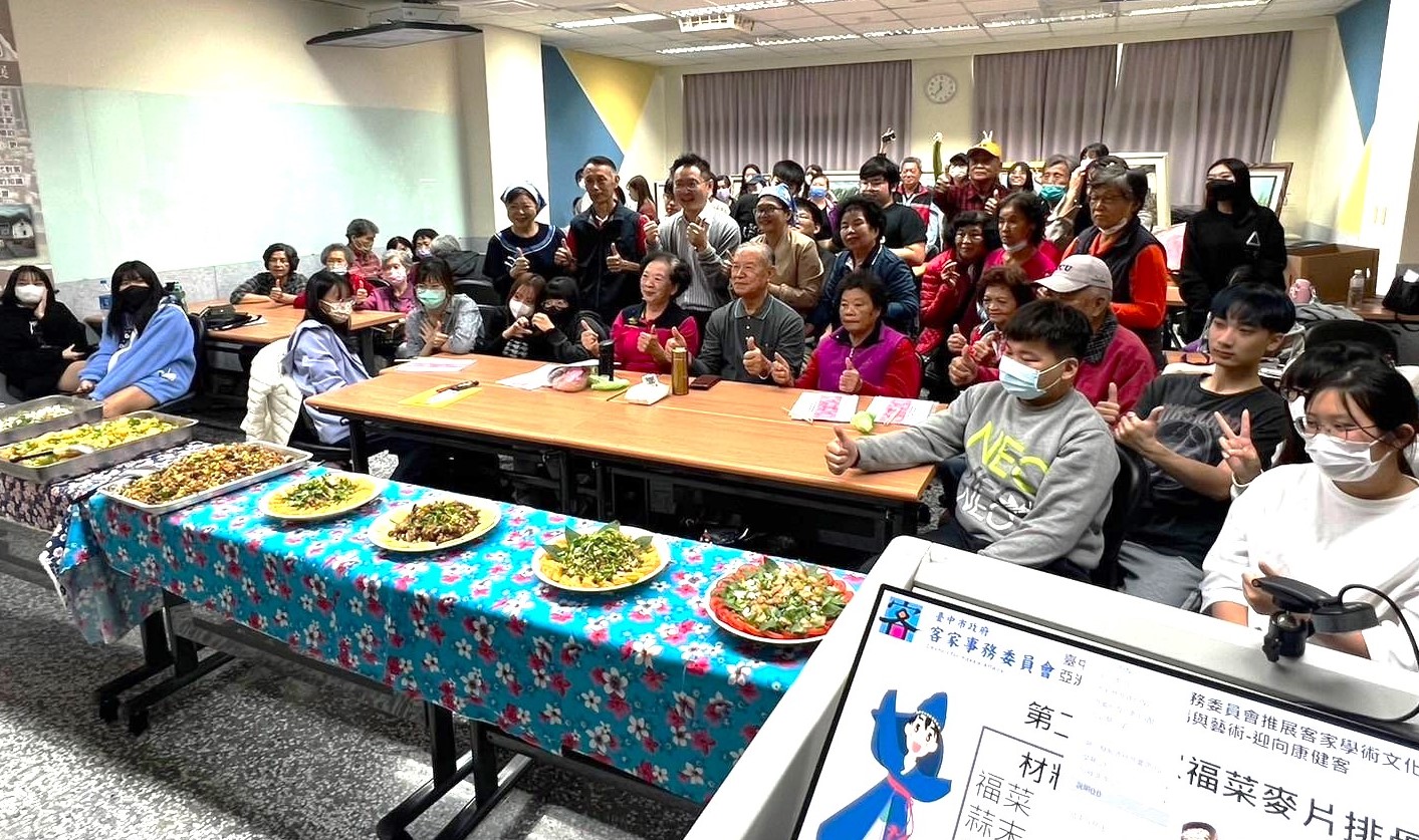 图为参与活动的健管系同学,与社区居民合影。