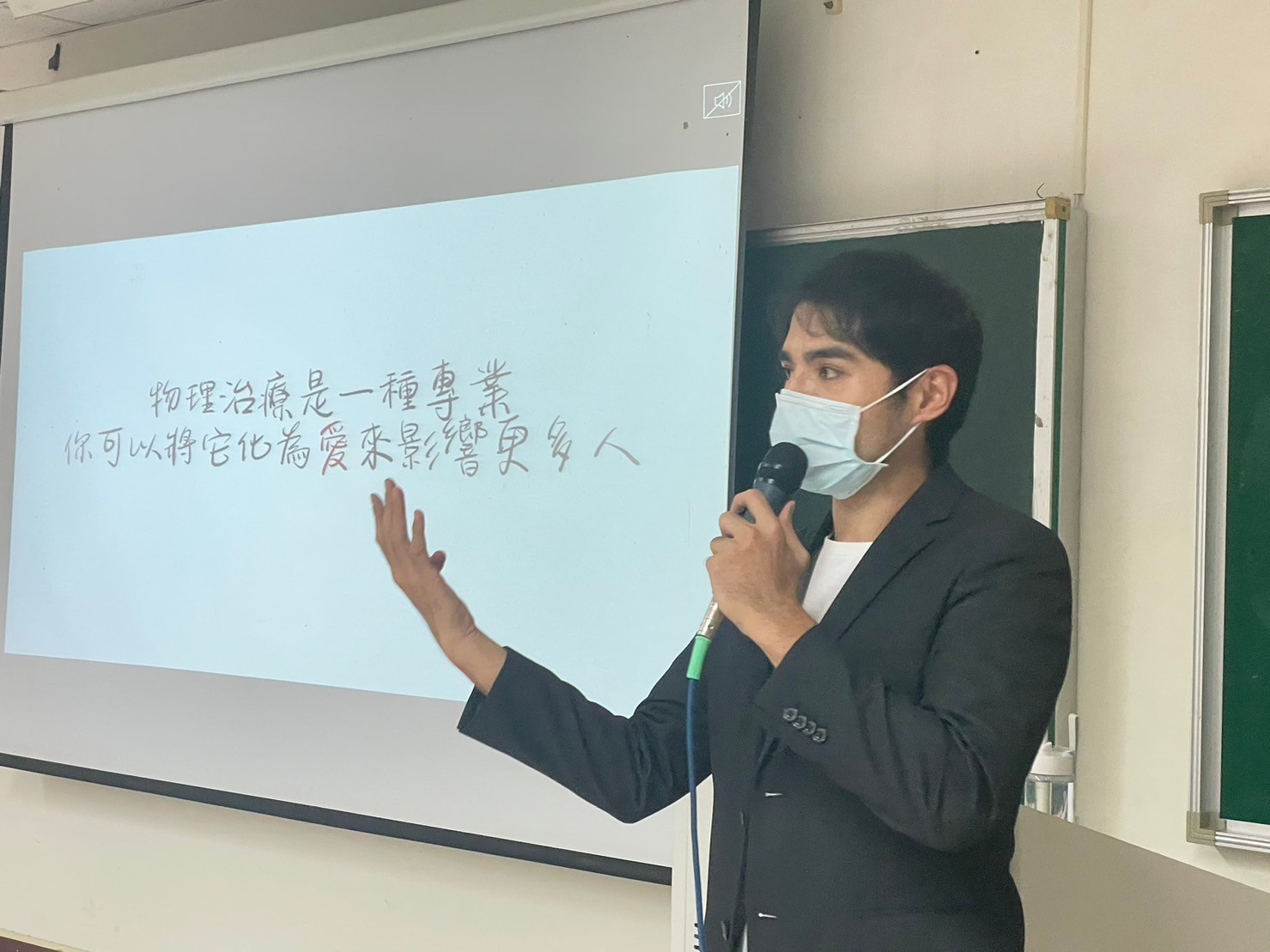 图为张尧钦物治师提到,儿童、年长者,是社会中较为弱势,且需要培育与照顾的两大族群。