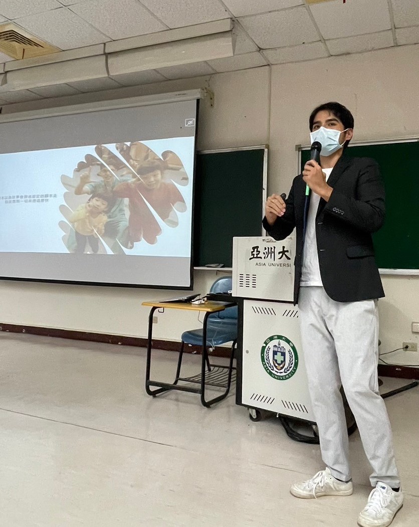 图为张尧钦物治师说,为了帮助身障儿童能走出家庭与治疗室,他坚持固定的带领身障儿童练球,让他们一圆打棒球的梦。