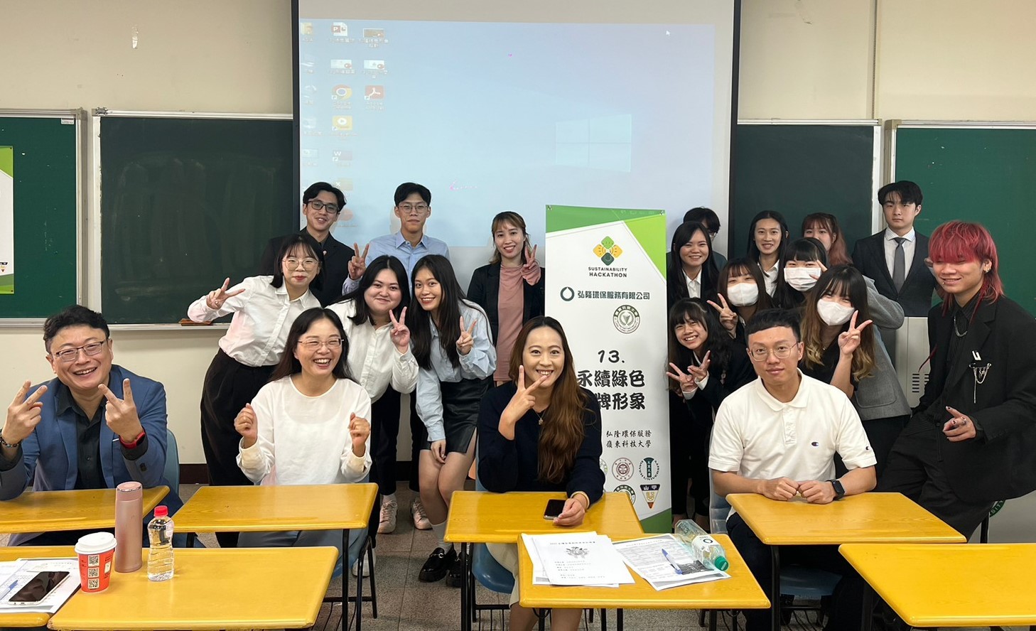 图为亚大同学参与黑客松竞赛,与命题业者互动良好,提出创意方案。