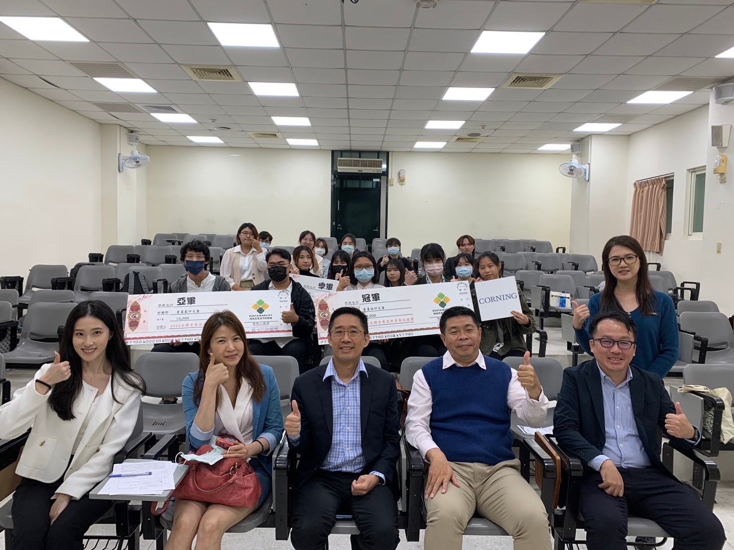 图为黑客松竞赛台湾康宁显示玻璃公司场次,亚大室设系拿下1银、1铜、2佳作。